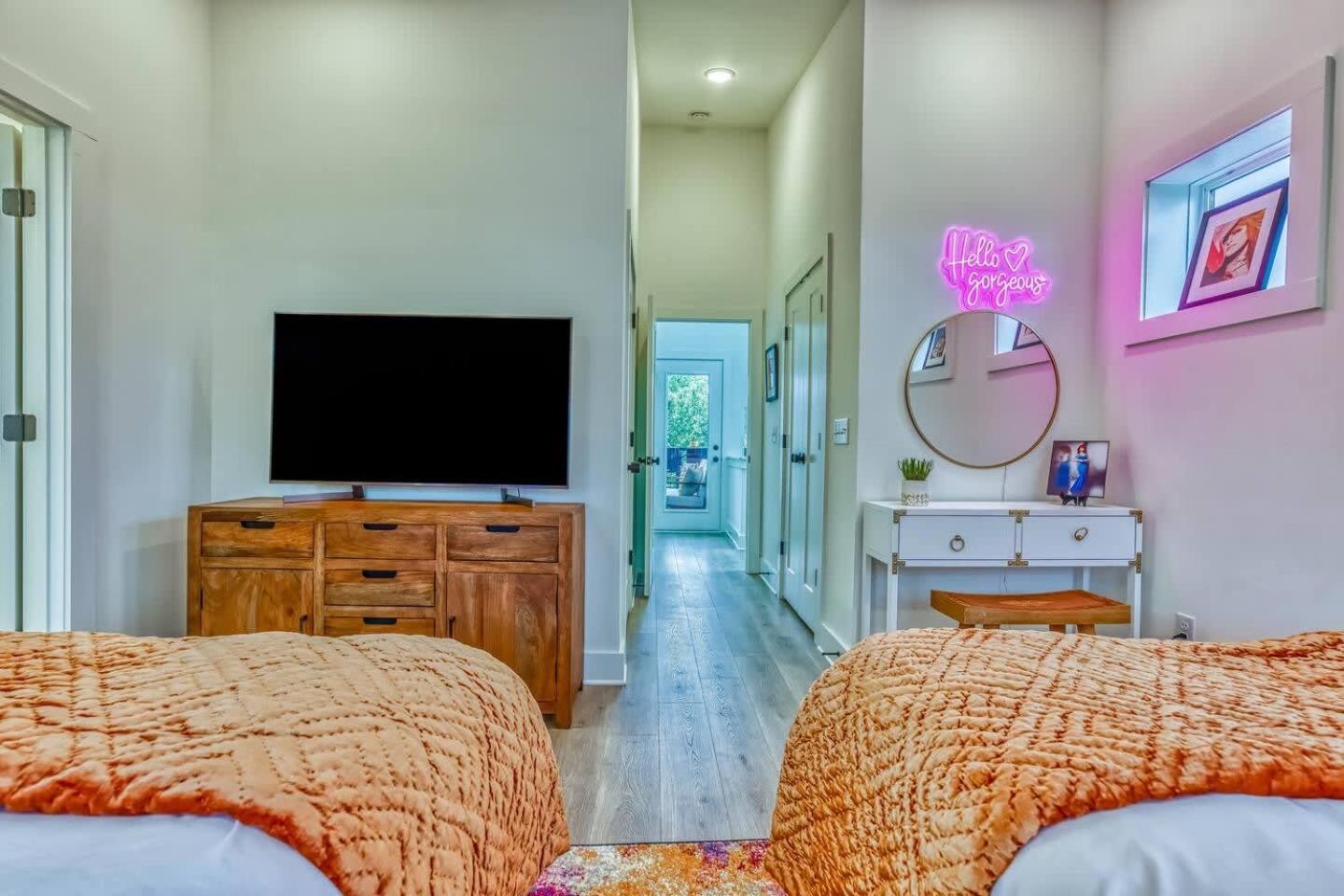 Beautiful Balcony Sleeps 12 4 Miles From Broadway Holiday home Nashville