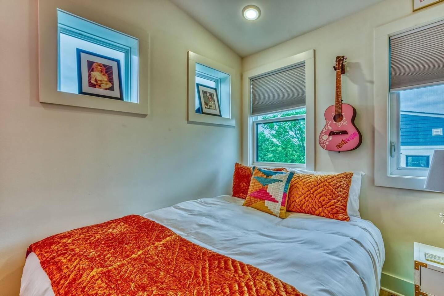 Beautiful Balcony Sleeps 12 4 Miles From Broadway Nashville