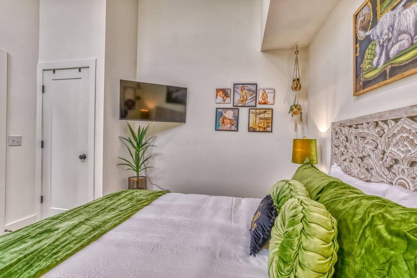 Holiday home Beautiful Balcony Sleeps 12 4 Miles From Broadway Nashville