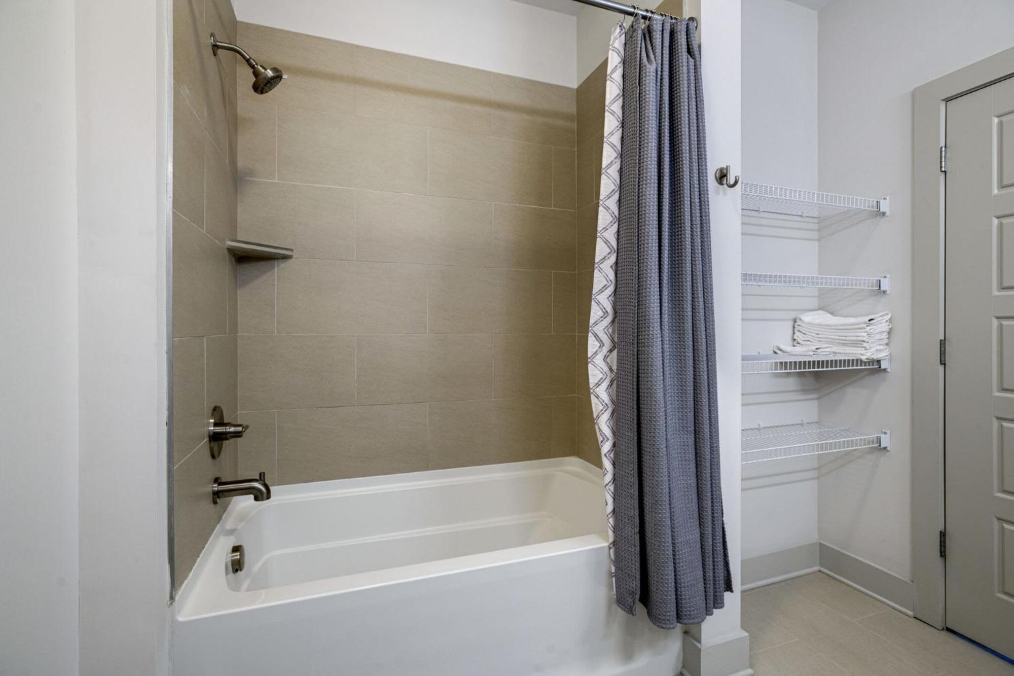 Quiet - Prime Locale Within Mins To Dt Holiday home *