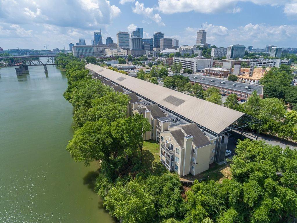 2 Bdr Riverfront Living In Downtown