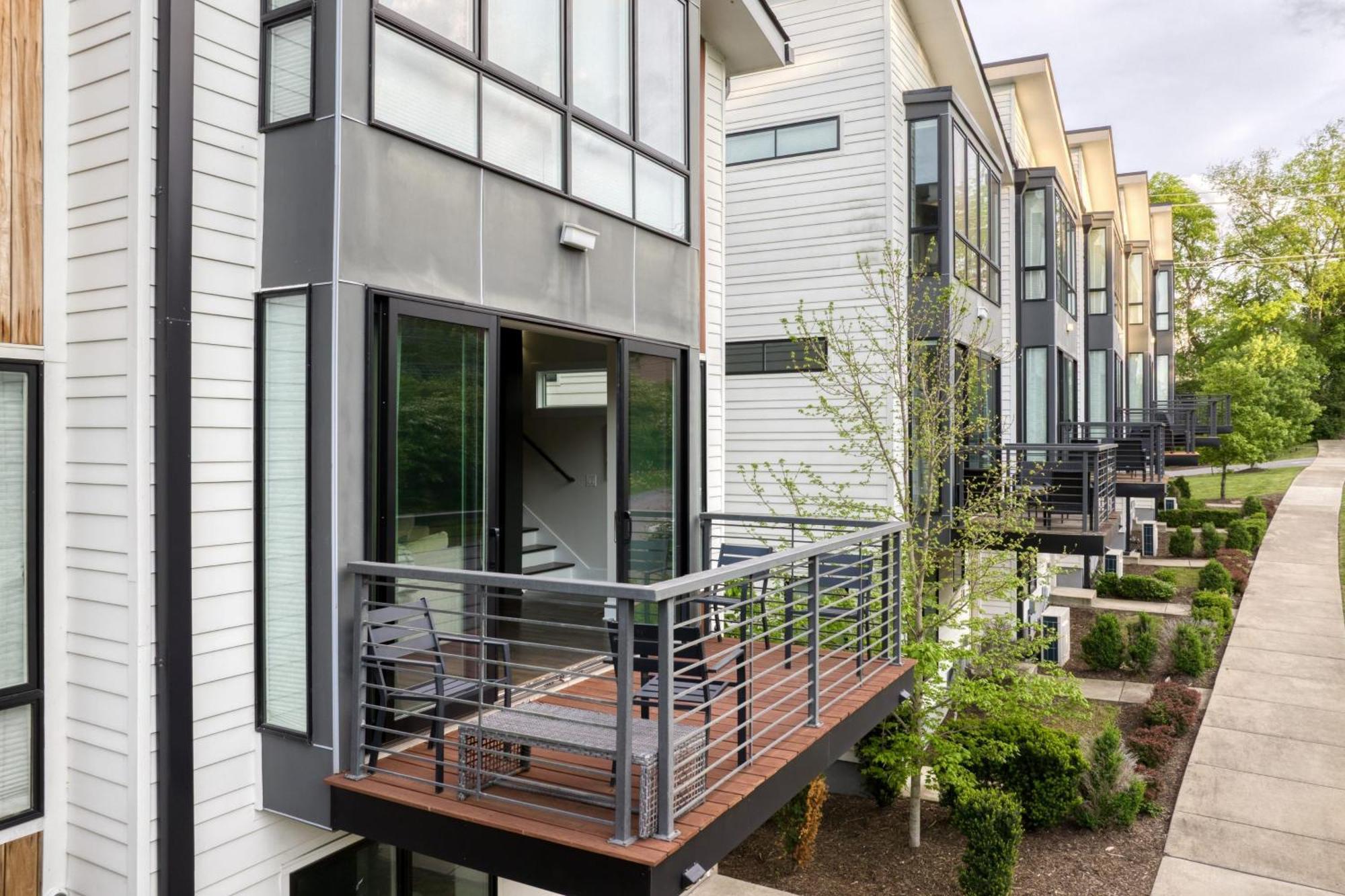 Sleek Modern W Balcony Parking Near Broadway 9th Ave * Nashville