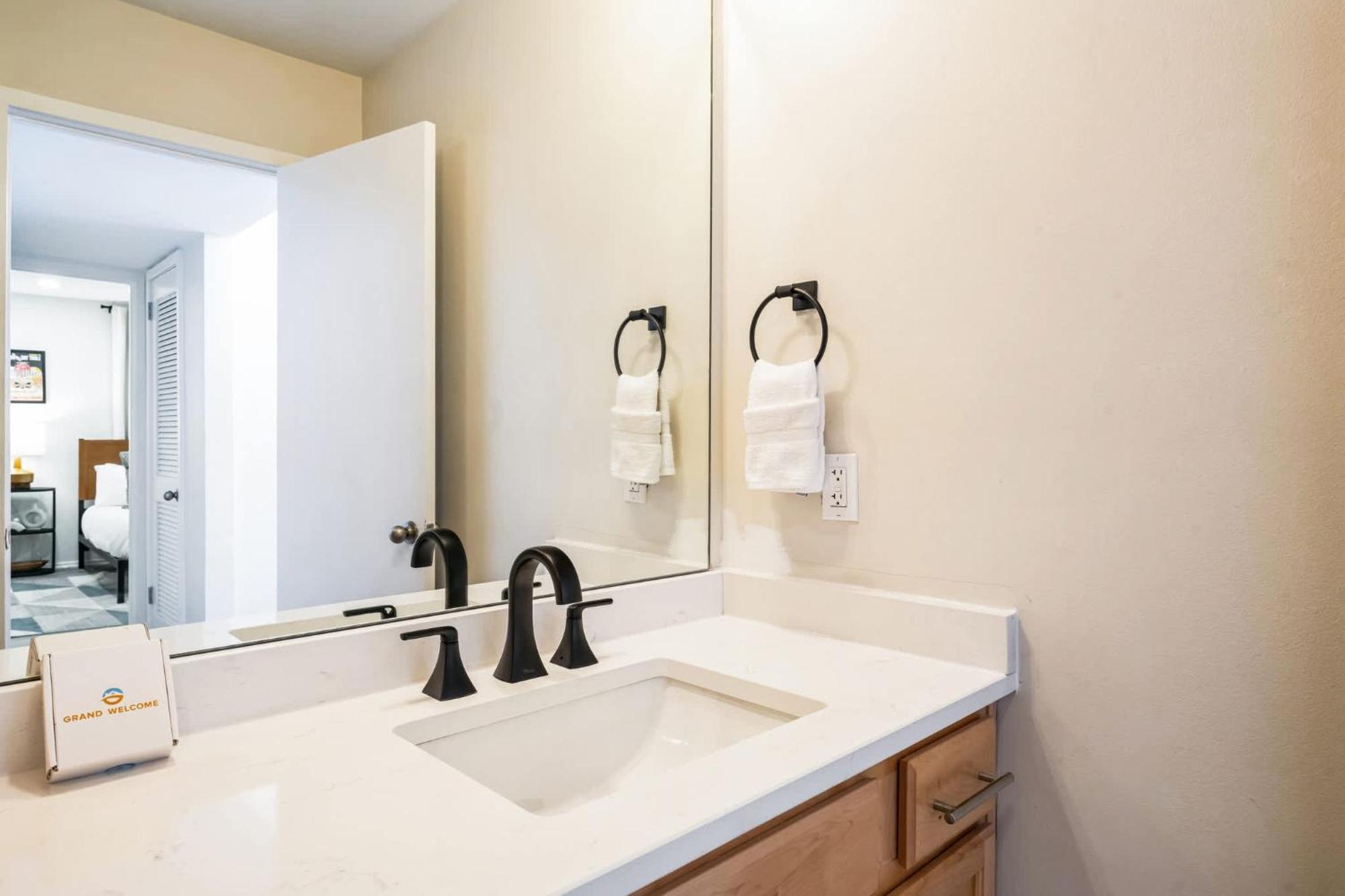 Holiday home 2 Bdr Riverfront Living In Downtown Nashville