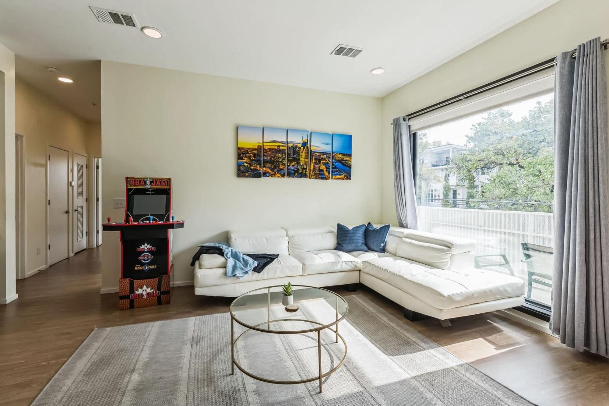 Trendy For 8 In Highly Walkable Neighborhood