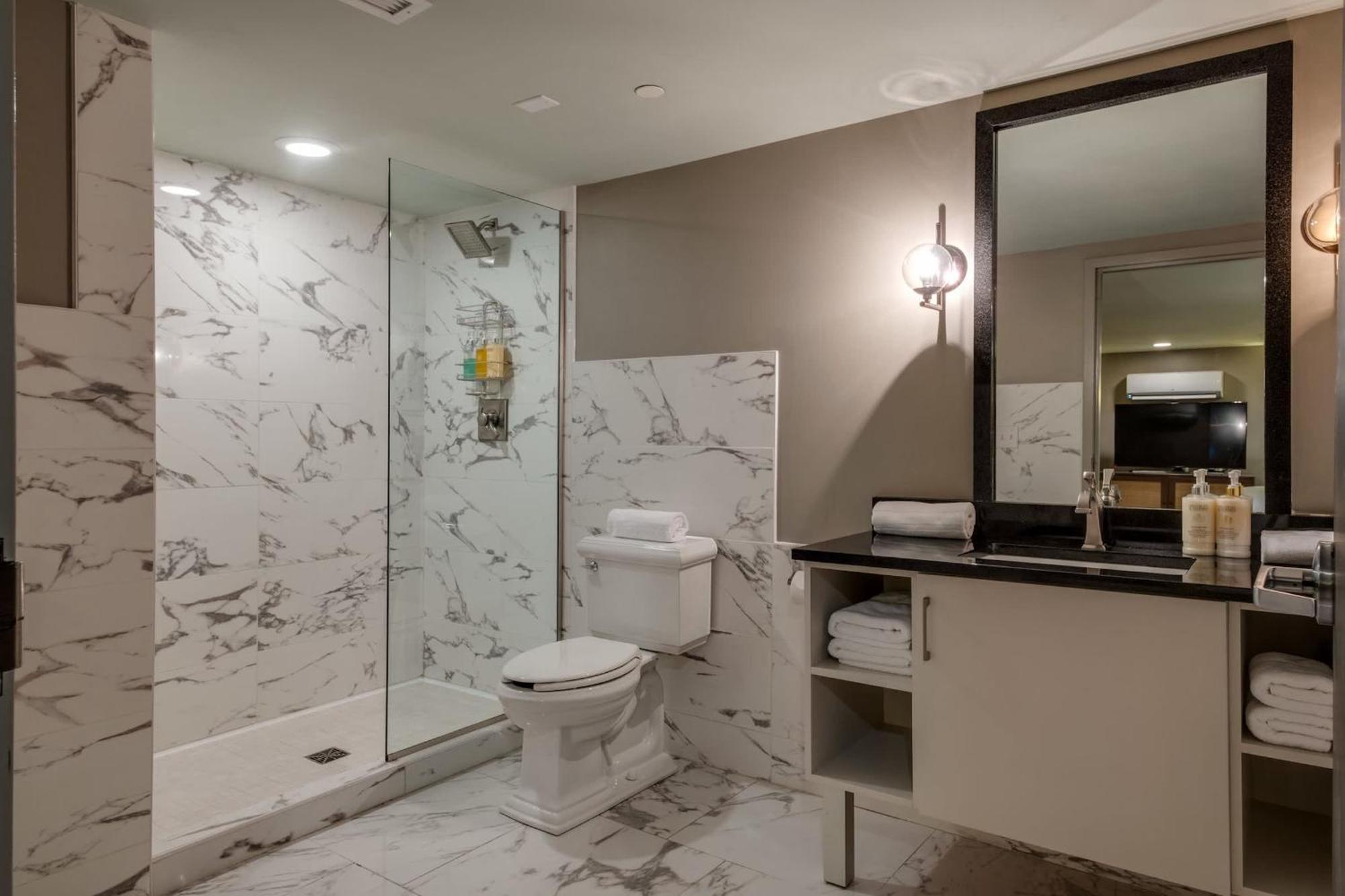 Apartment Retreat For 4 Near Dt Walk To Broadway