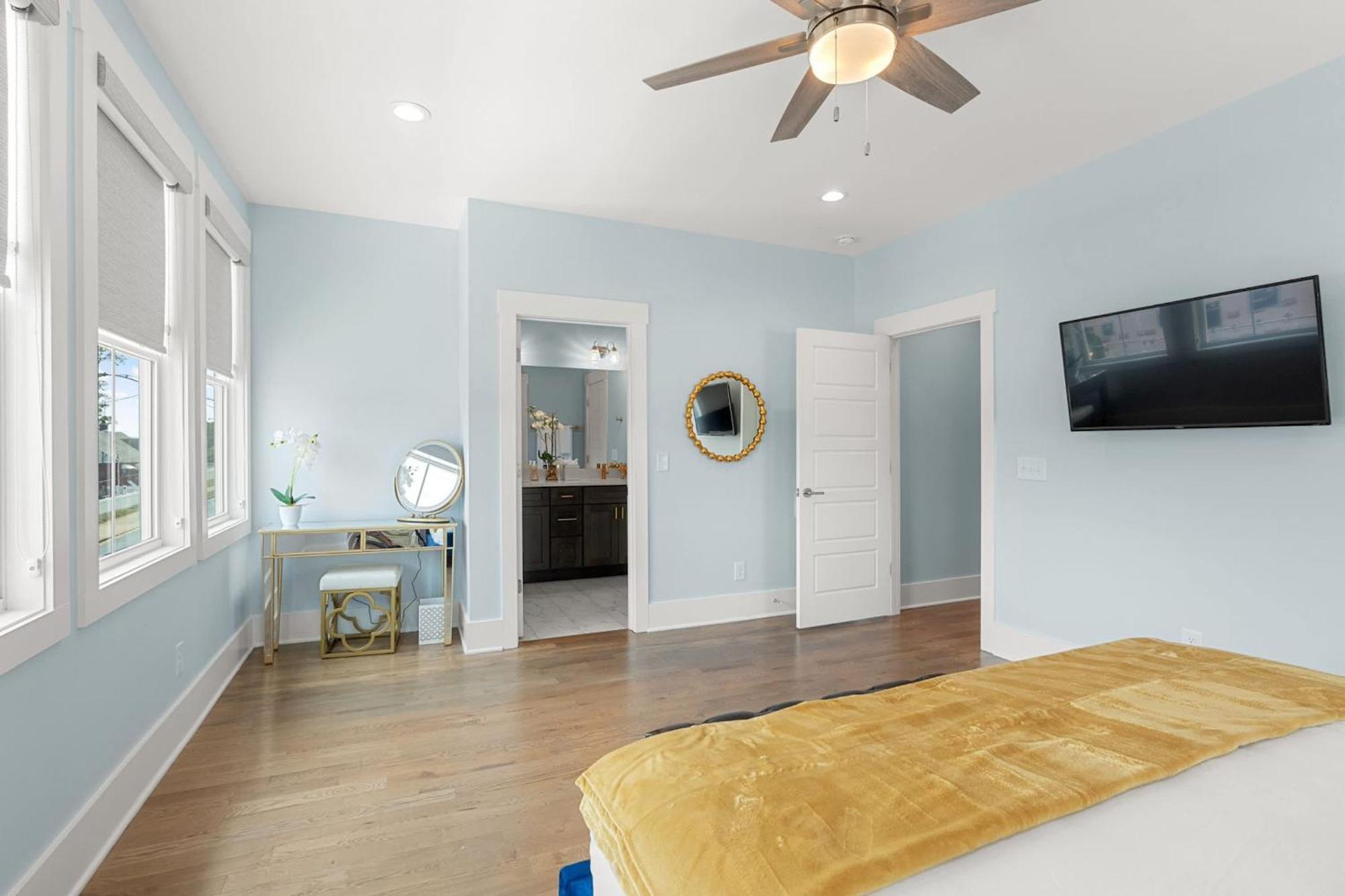 Chic Townhome For 8 W Rooftop Holiday home