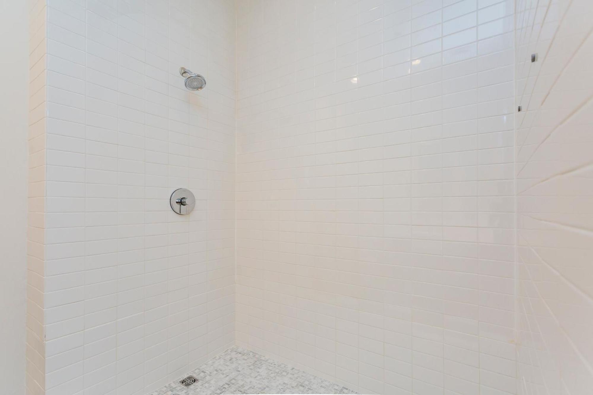 Luxe Two Bedroom Penthouse With Skyline Views, Internet, Gym *