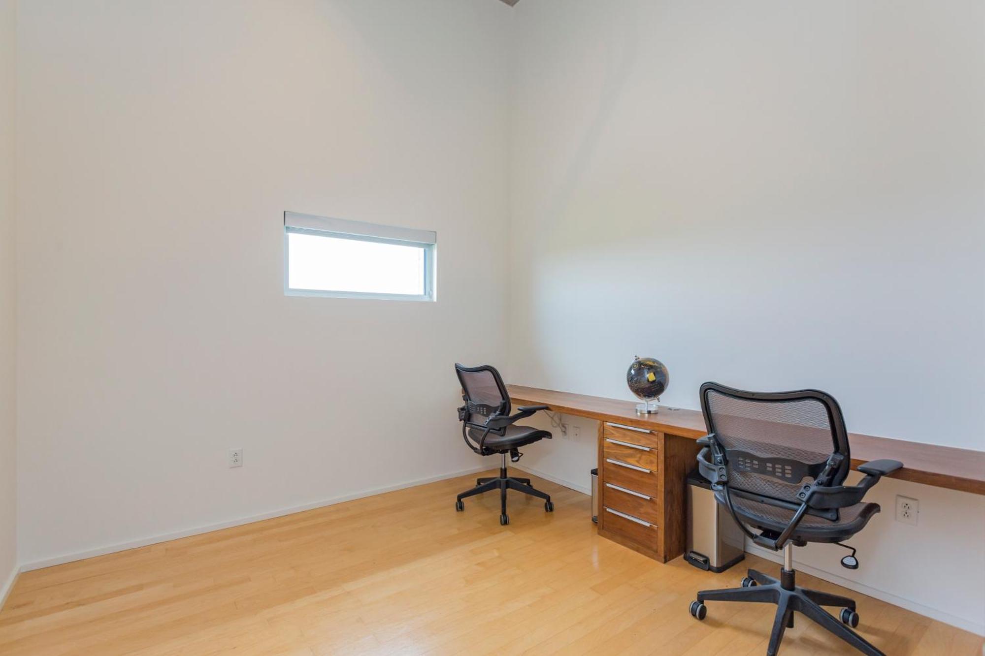 Luxe Two Bedroom Penthouse With Skyline Views, Internet, Gym Holiday home