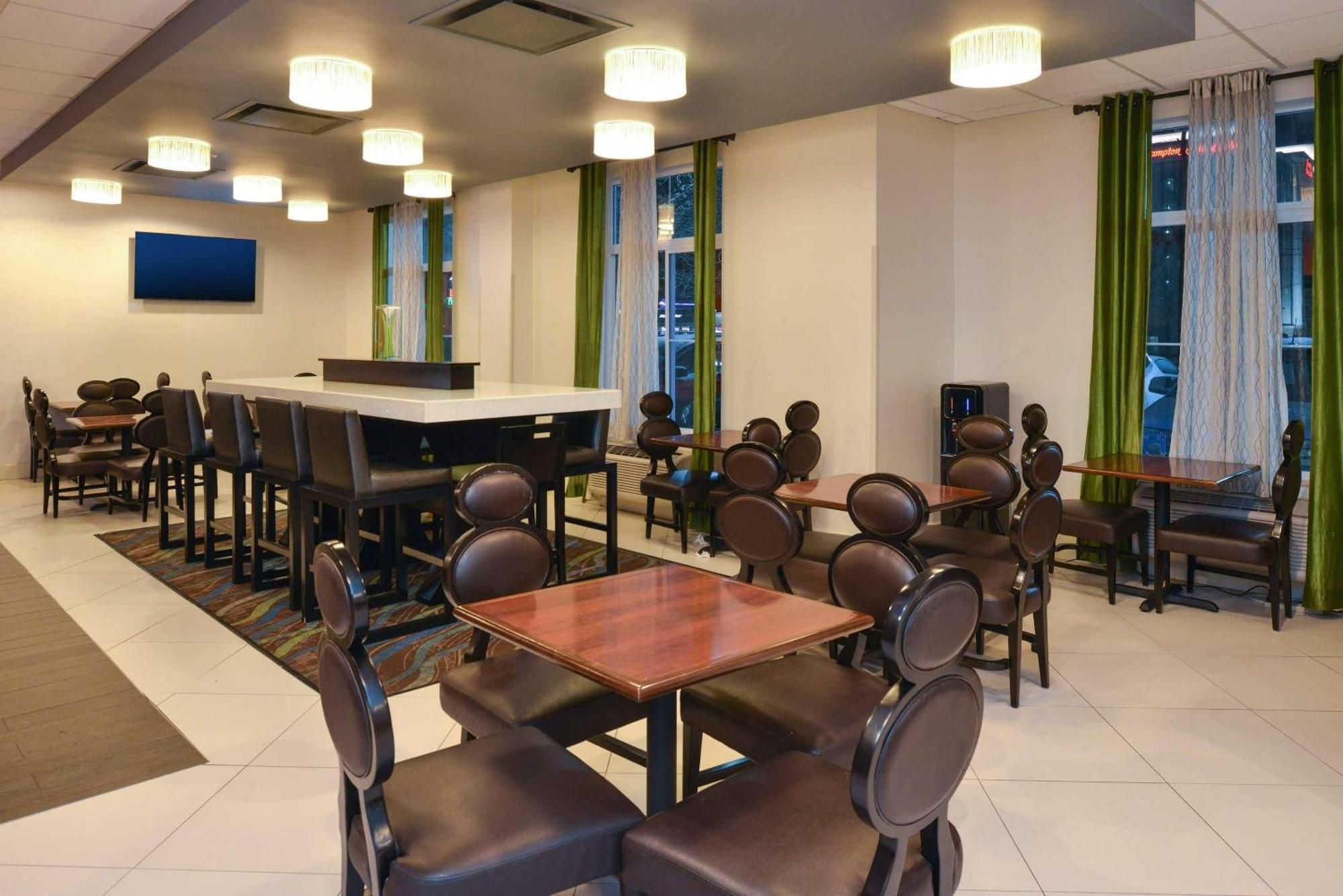 Country & By Radisson Airport Tn Hotel 3*