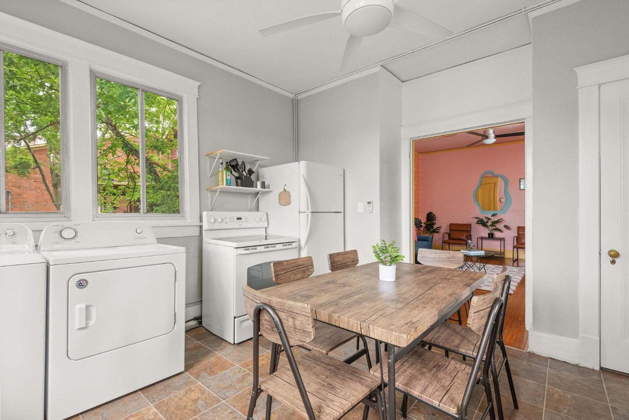 Dolly's Music Row Oasis - Walkable Location Apartment *