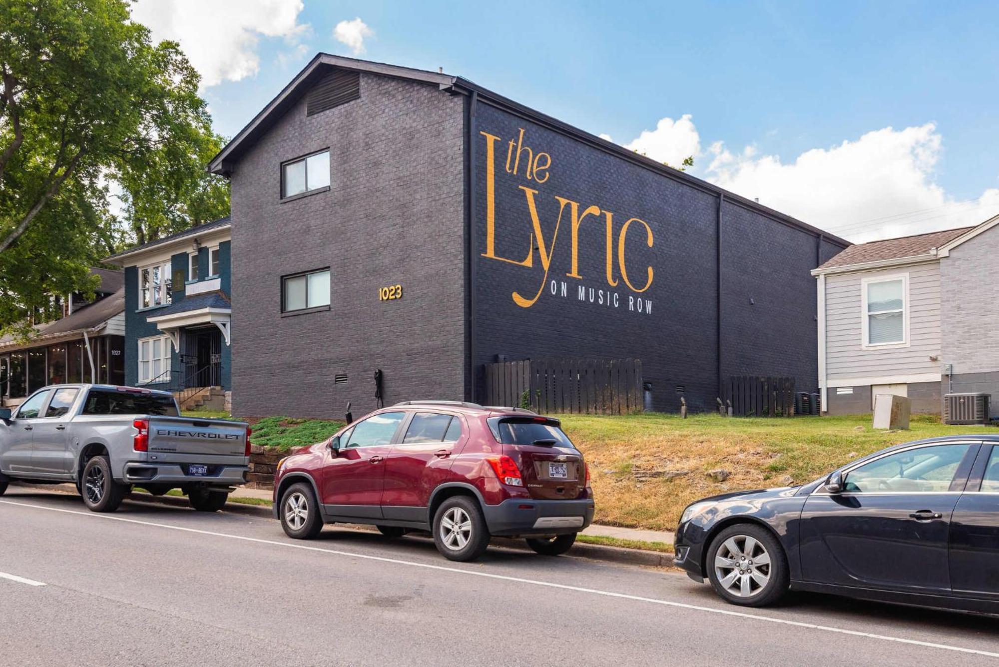 Dolly On Music Row Sleeps 12 *