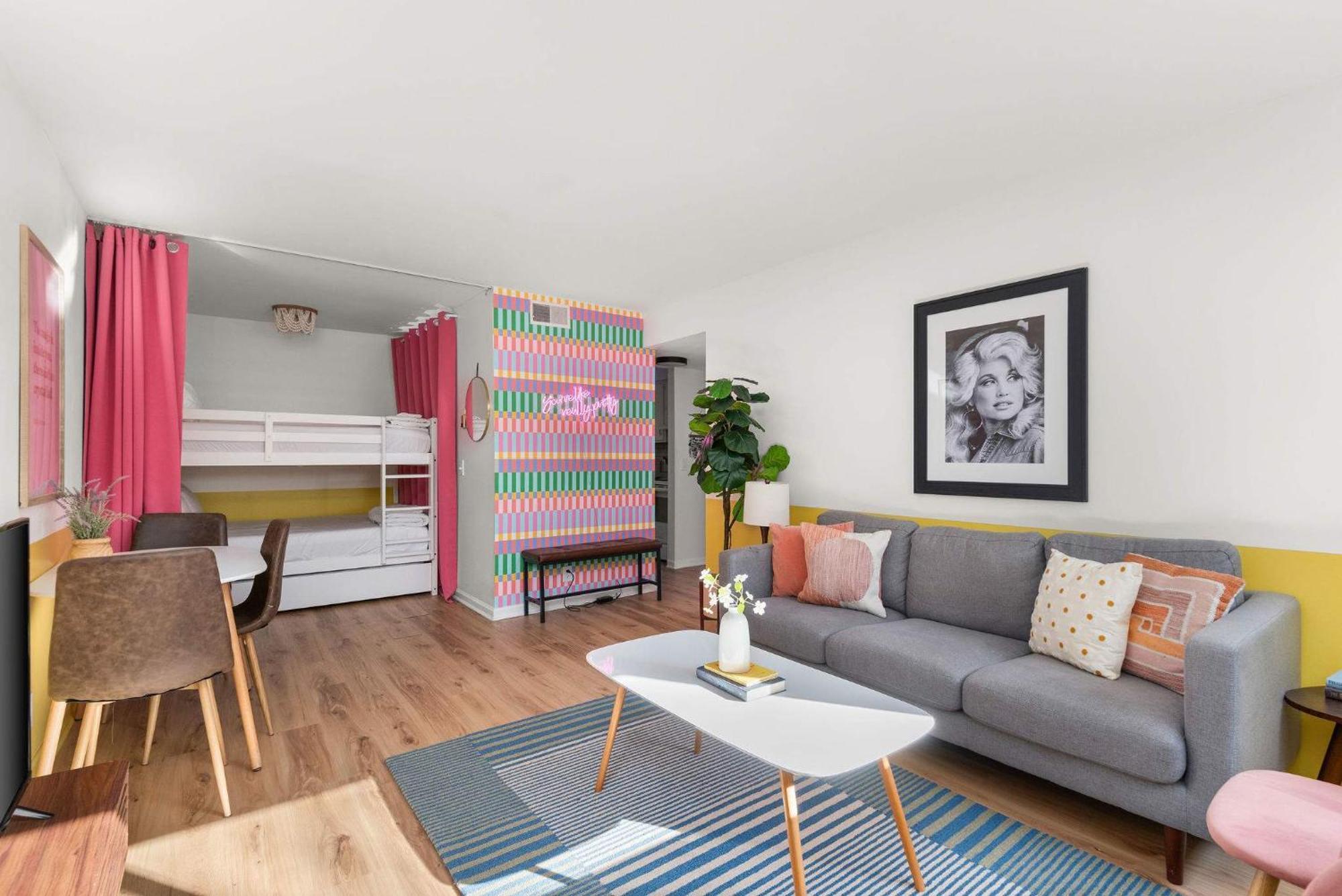 Dolly On Music Row Sleeps 12 * Nashville