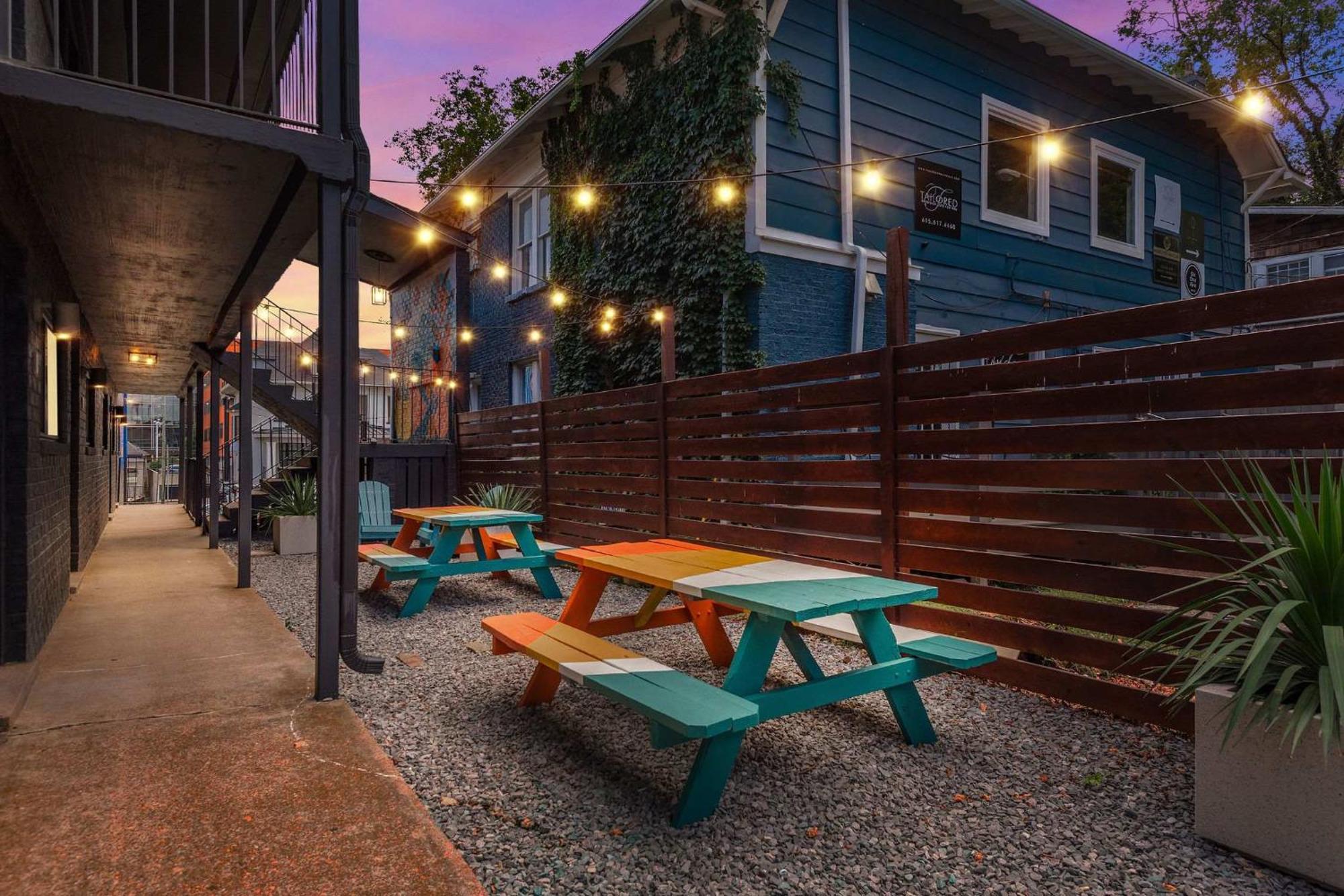 Dolly On Music Row Sleeps 12 *