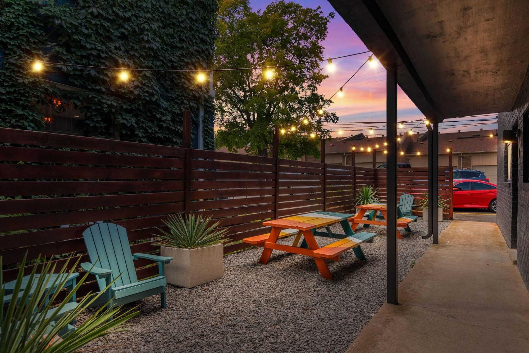 Dolly On Music Row Sleeps 12