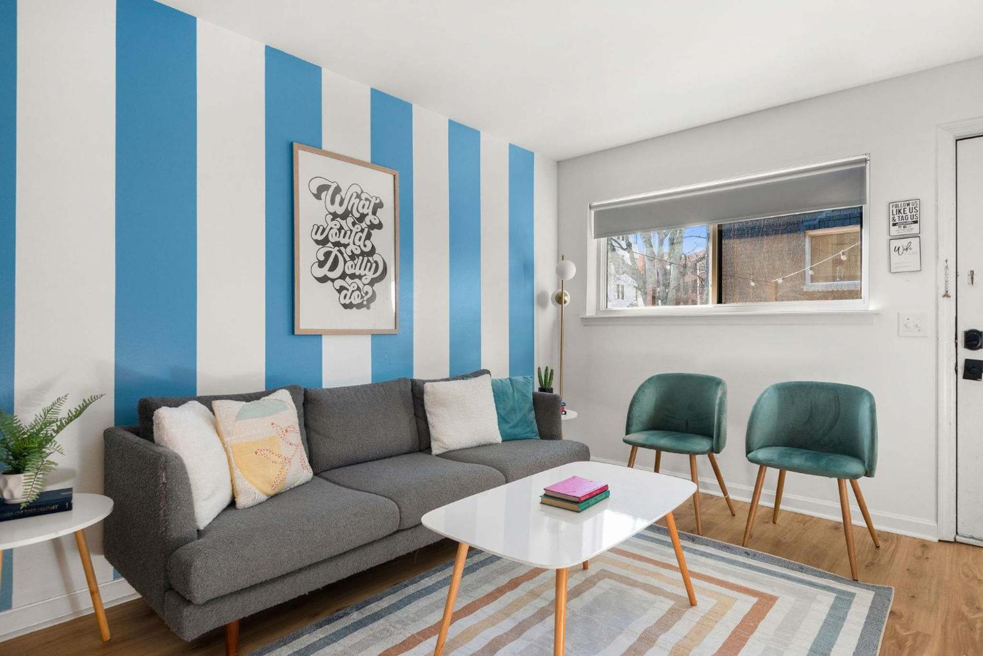 Dolly On Music Row Sleeps 12