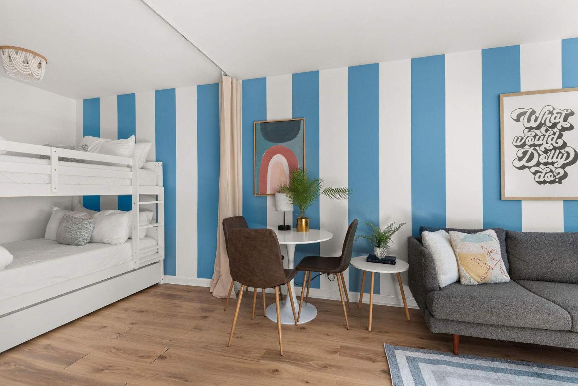 Dolly On Music Row Sleeps 12 Apartment *