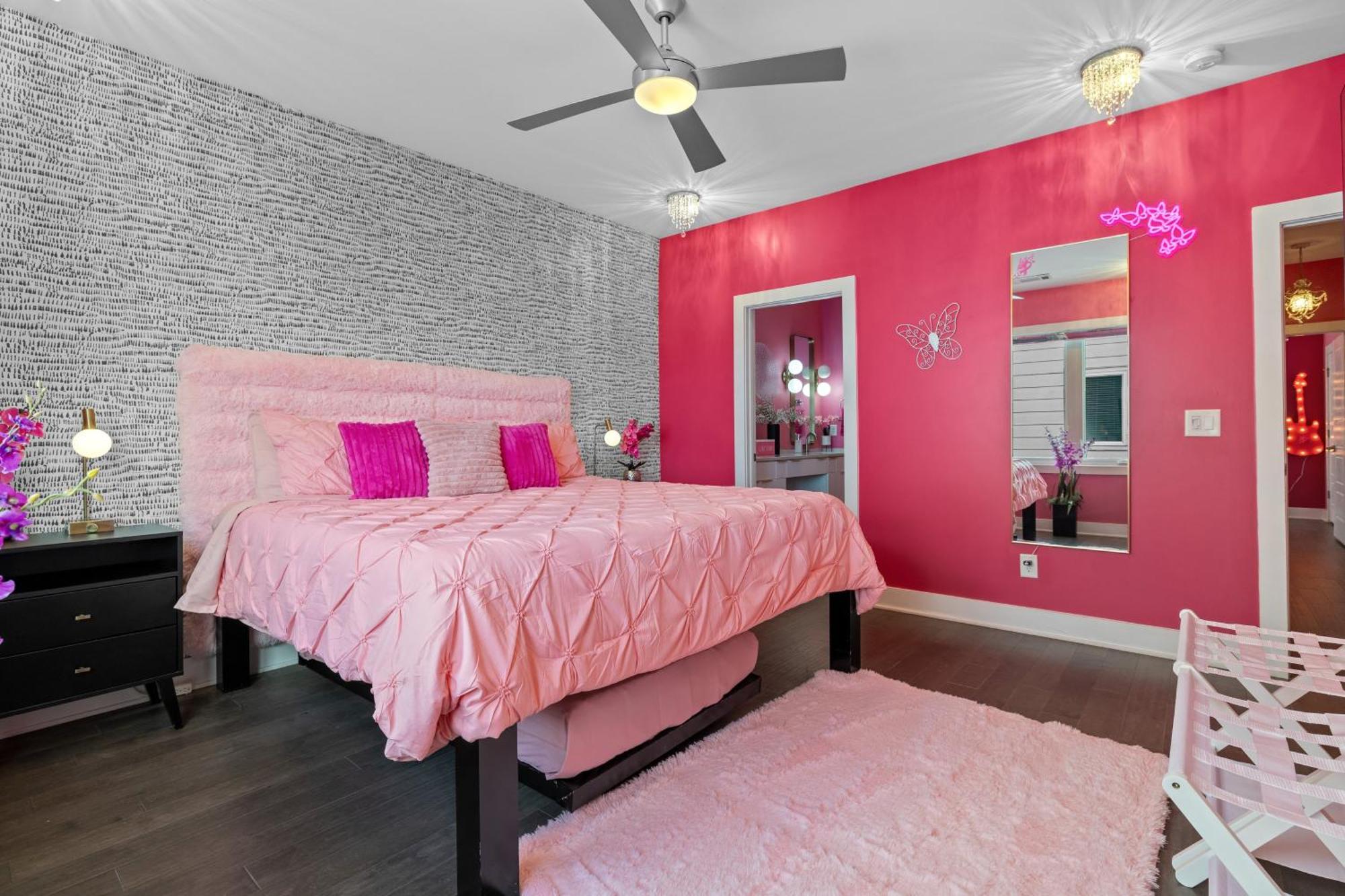 Bachelorette Paradise Pink House Near Broadway Apartment