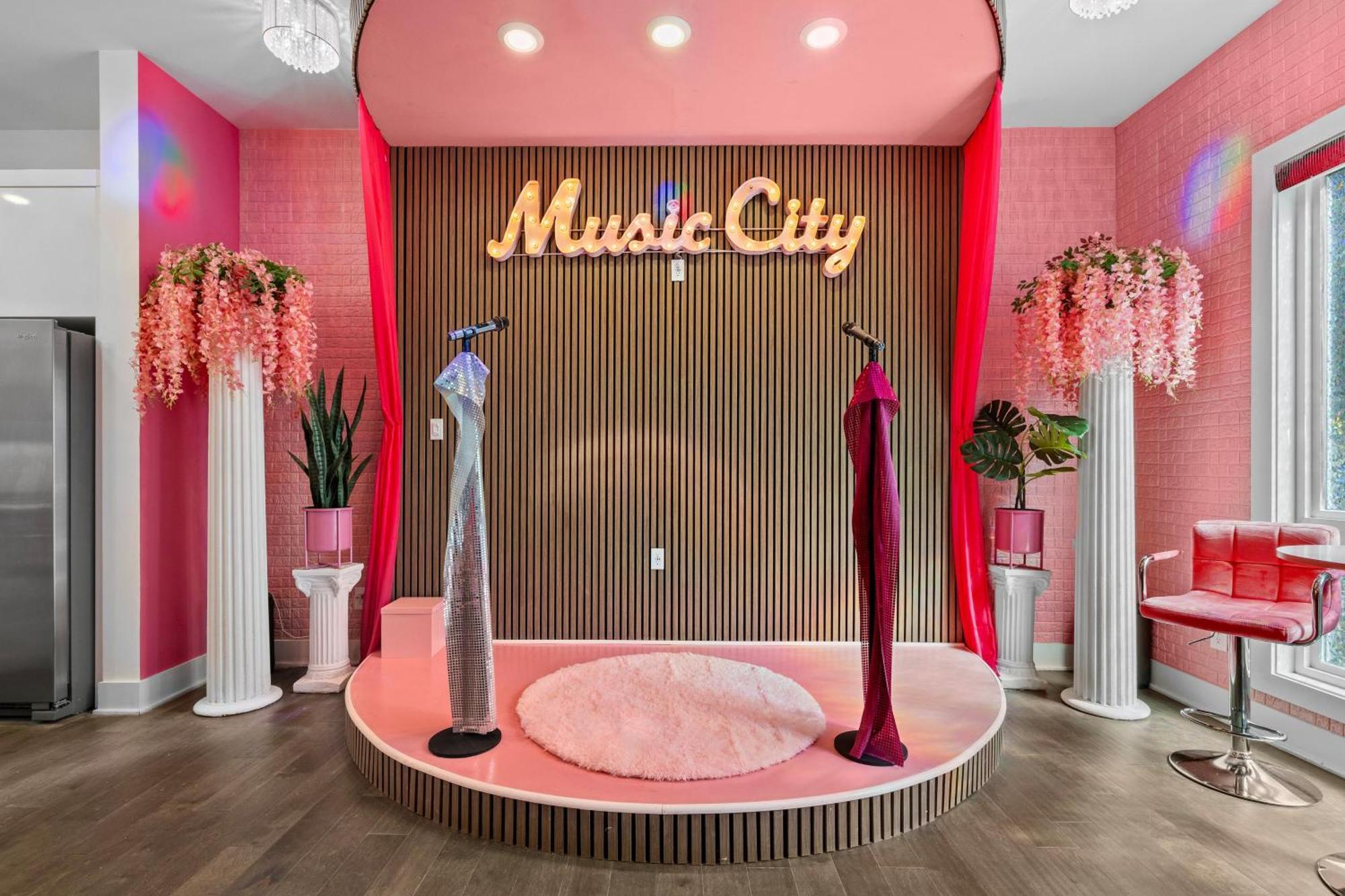 Apartment Bachelorette Paradise Pink House Near Broadway