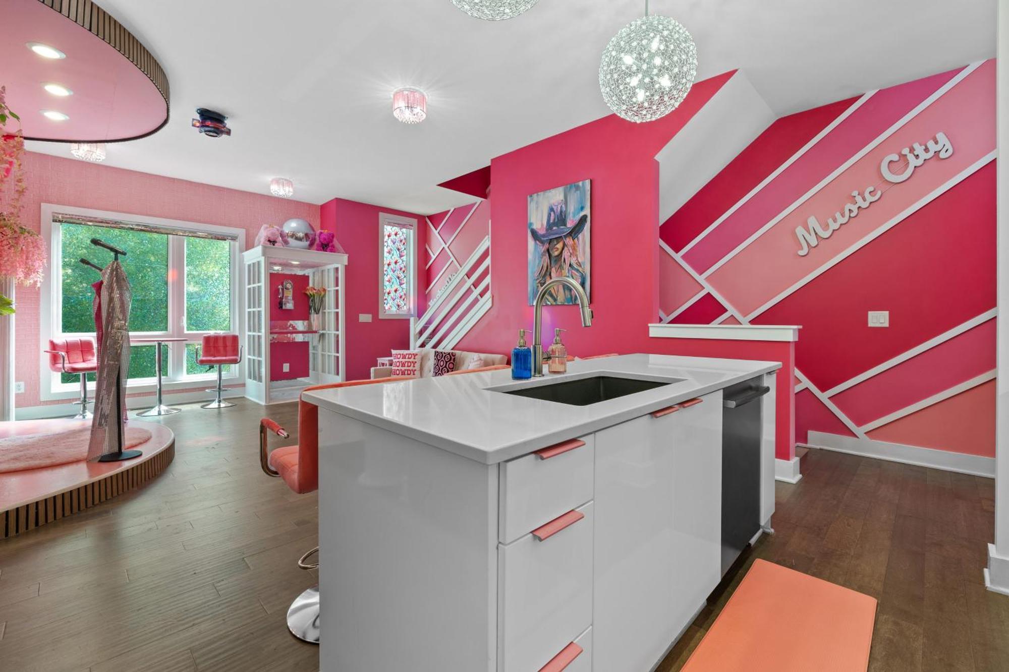 Bachelorette Paradise Pink House Near Broadway Apartment *