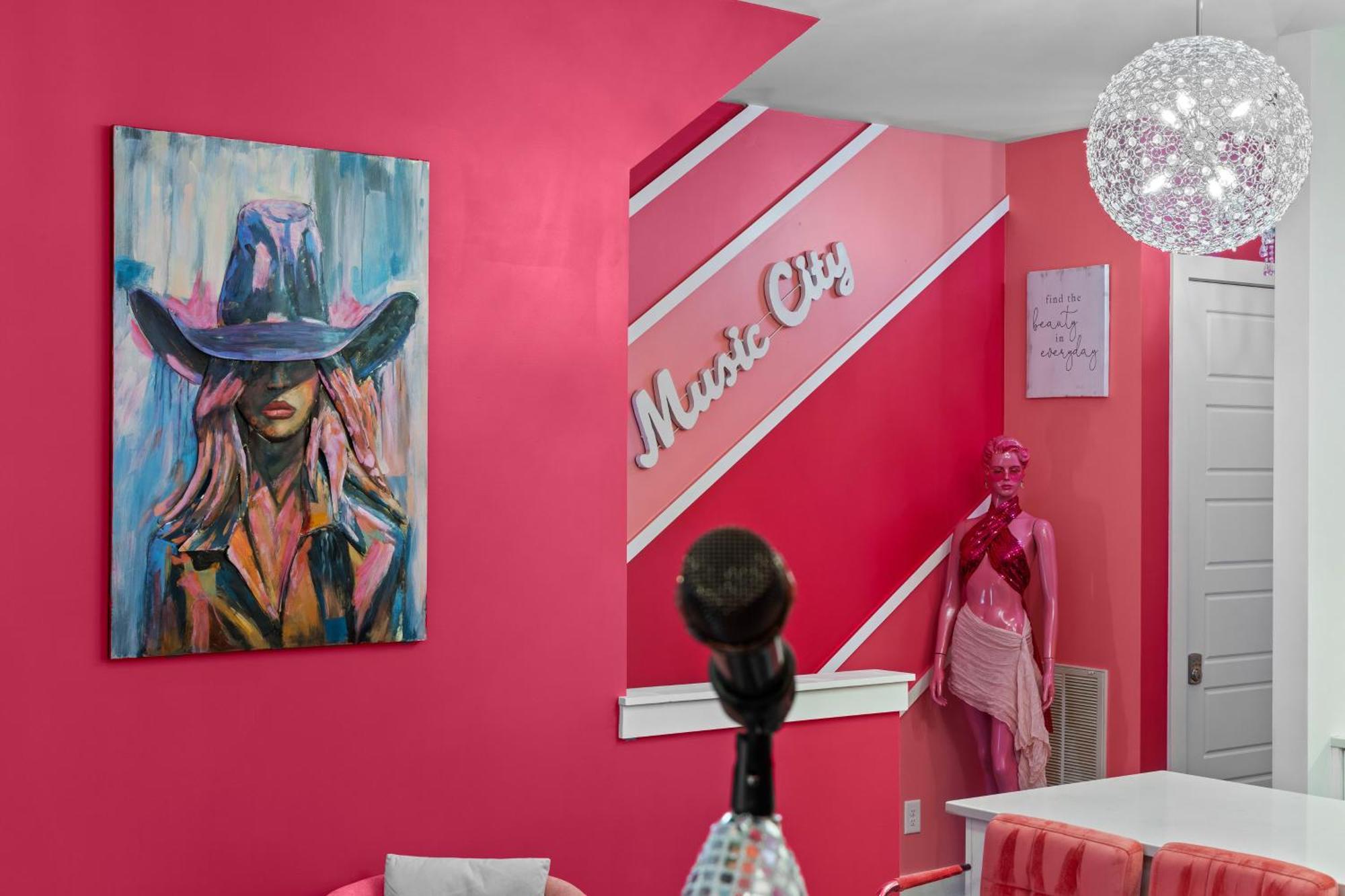 Bachelorette Paradise Pink House Near Broadway Apartment *