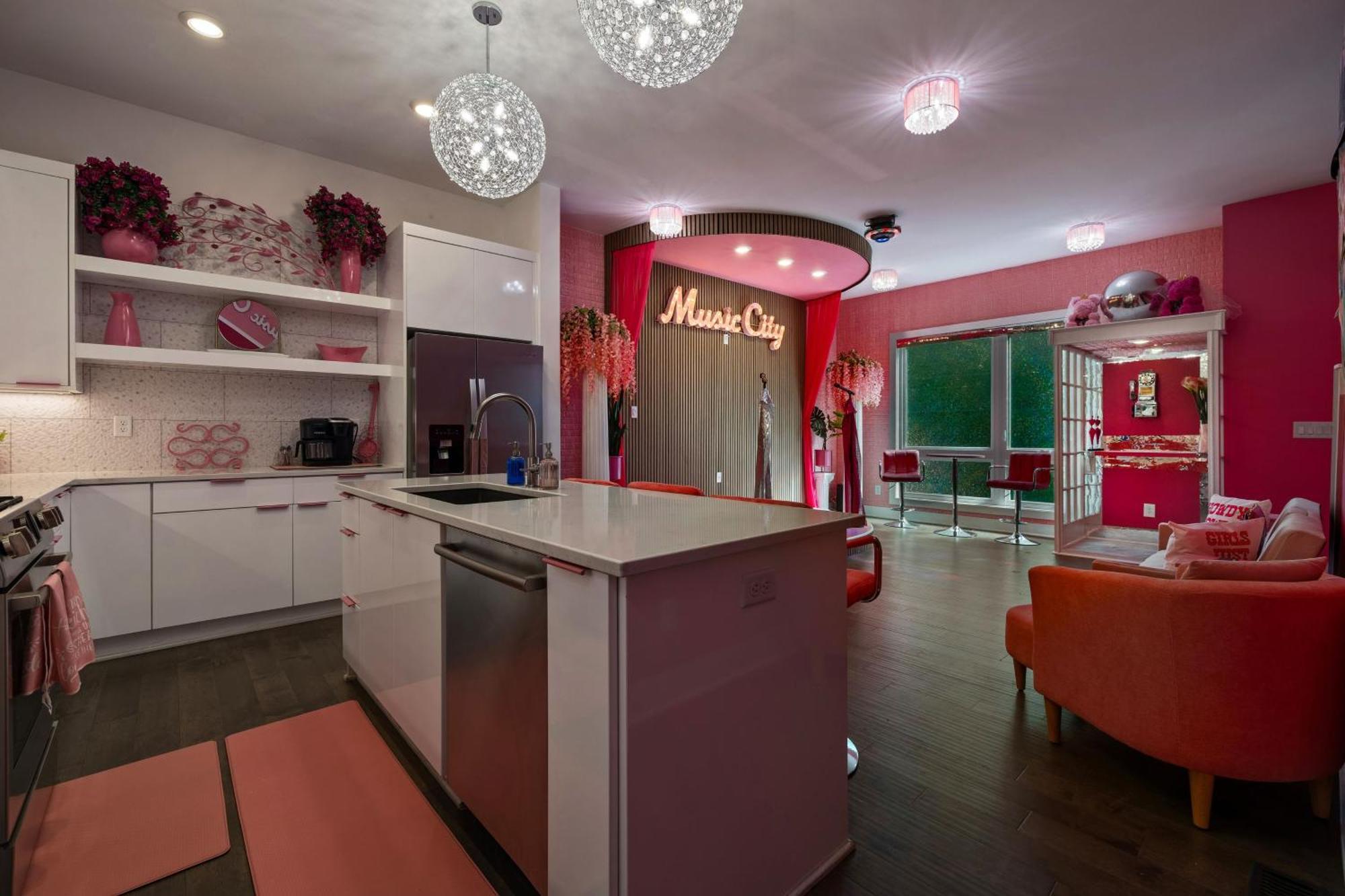 Bachelorette Paradise Pink House Near Broadway *