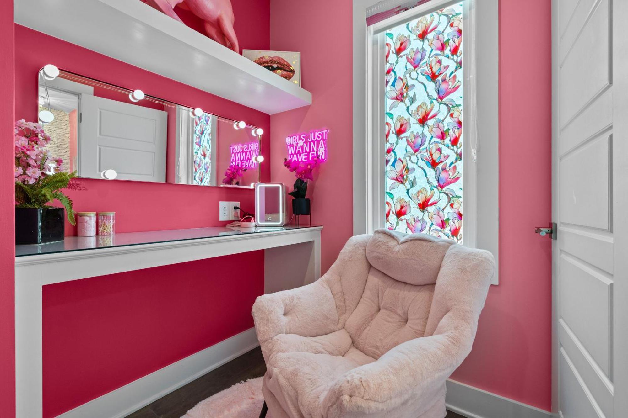 Bachelorette Paradise Pink House Near Broadway Apartment