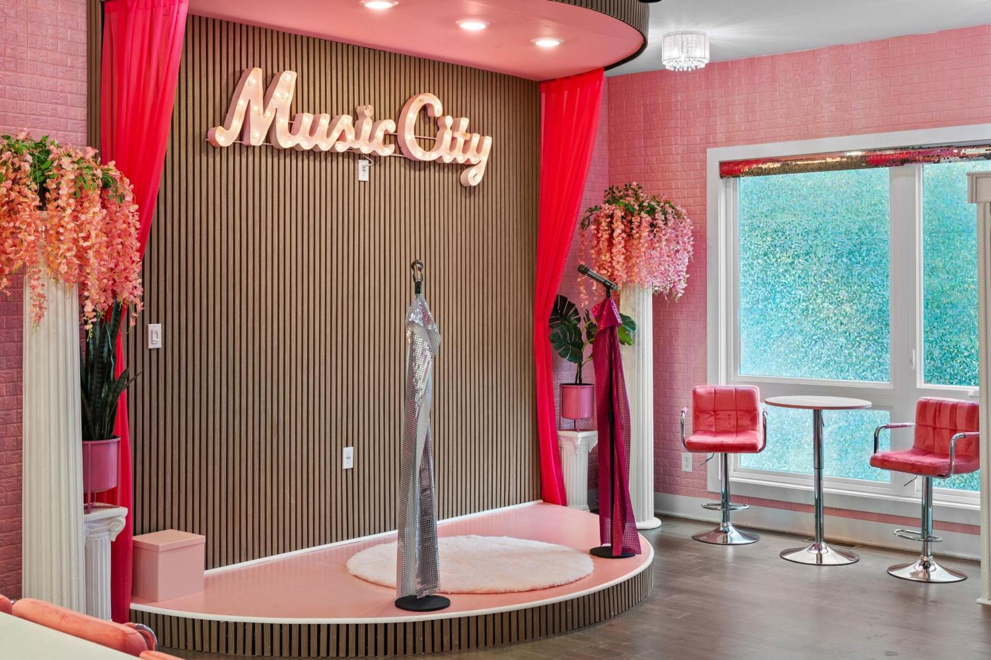 Bachelorette Paradise Pink House Near Broadway *