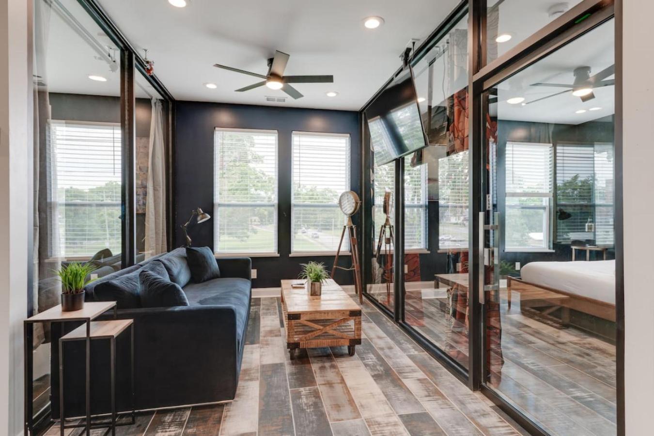 Modern Getaway Near Vandy Apartment *