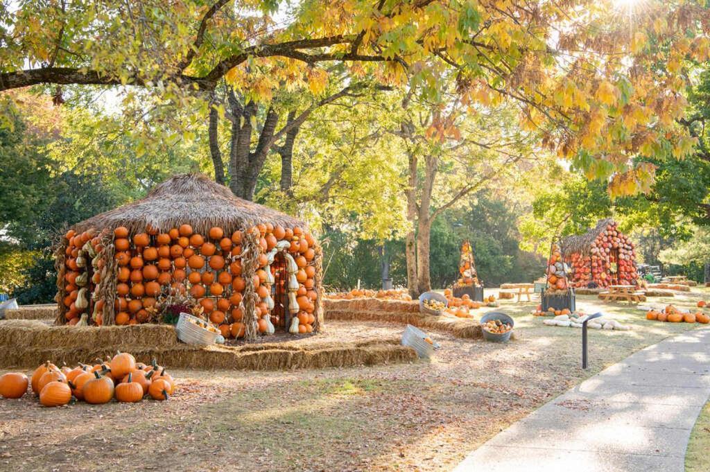 Hot Tub, Rooftop, Skyline View, 5mins From Stadium, Less Than 10 Mins To 5 Points And Broadway, 3 Spacious Suites, Workspace, Garage Spaces And Ample Parking, 24 Hr Hospitality Holiday home Nashville