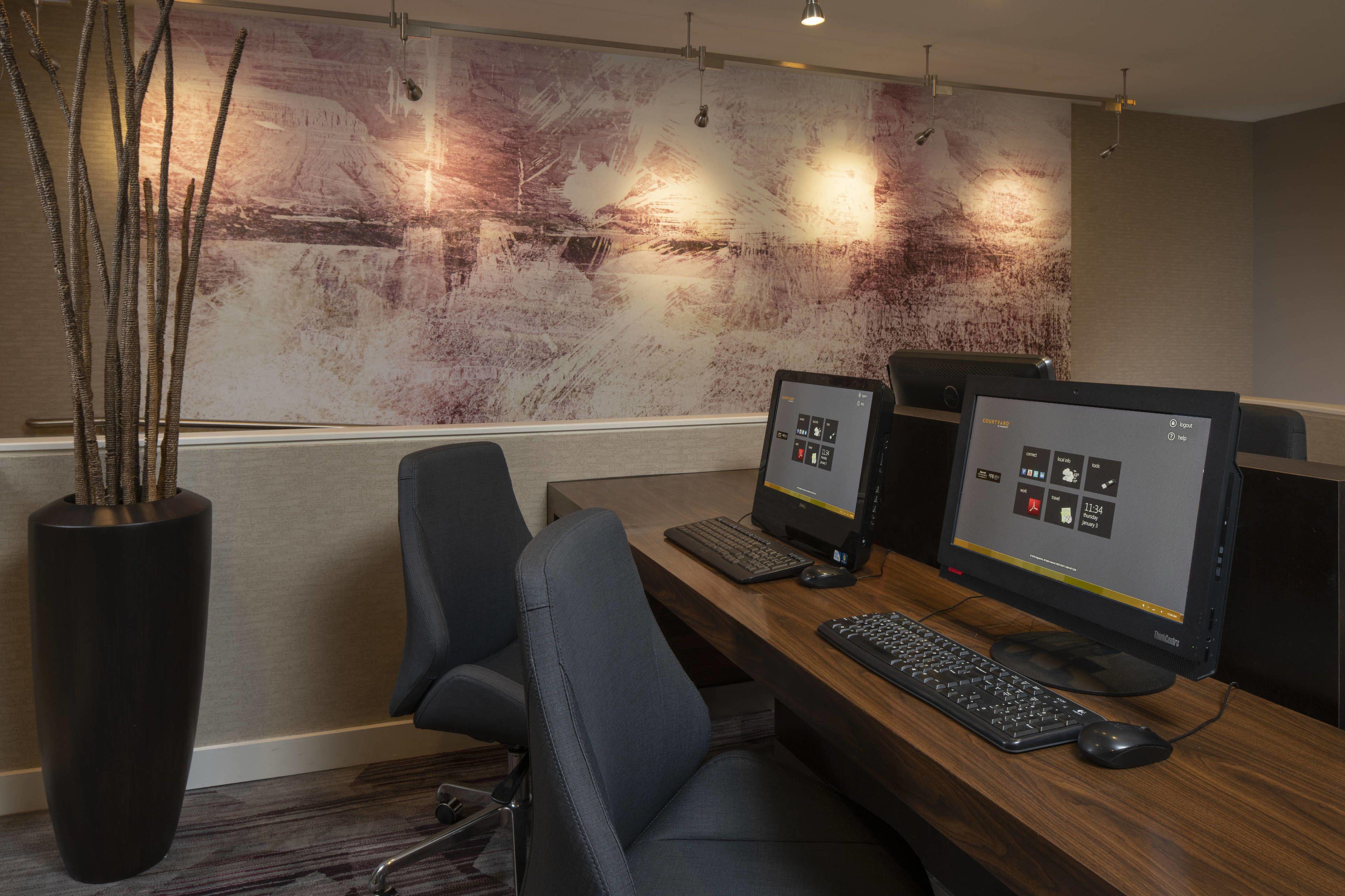 Hotel Courtyard By Marriott Airport