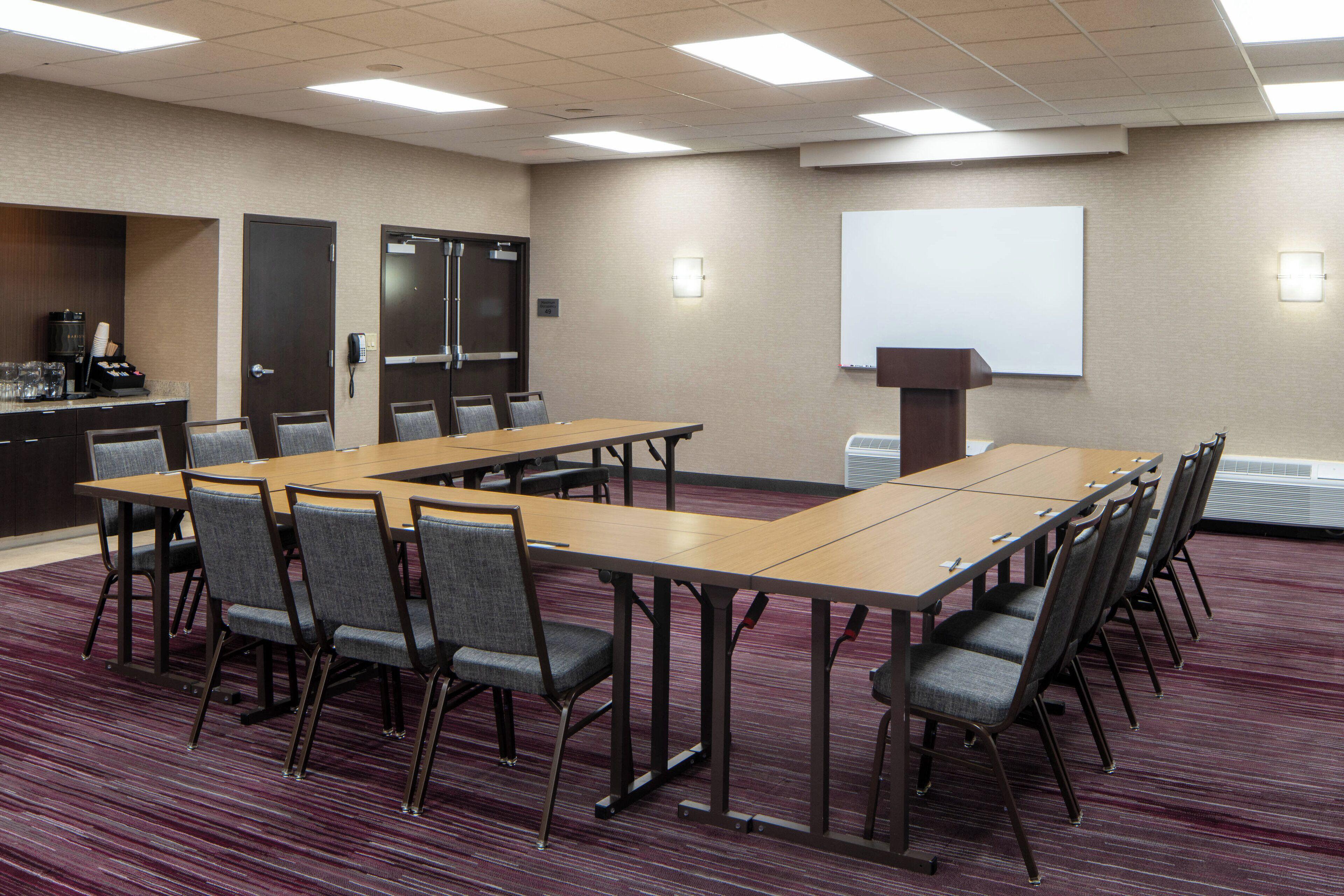 Courtyard By Marriott Airport Hotel