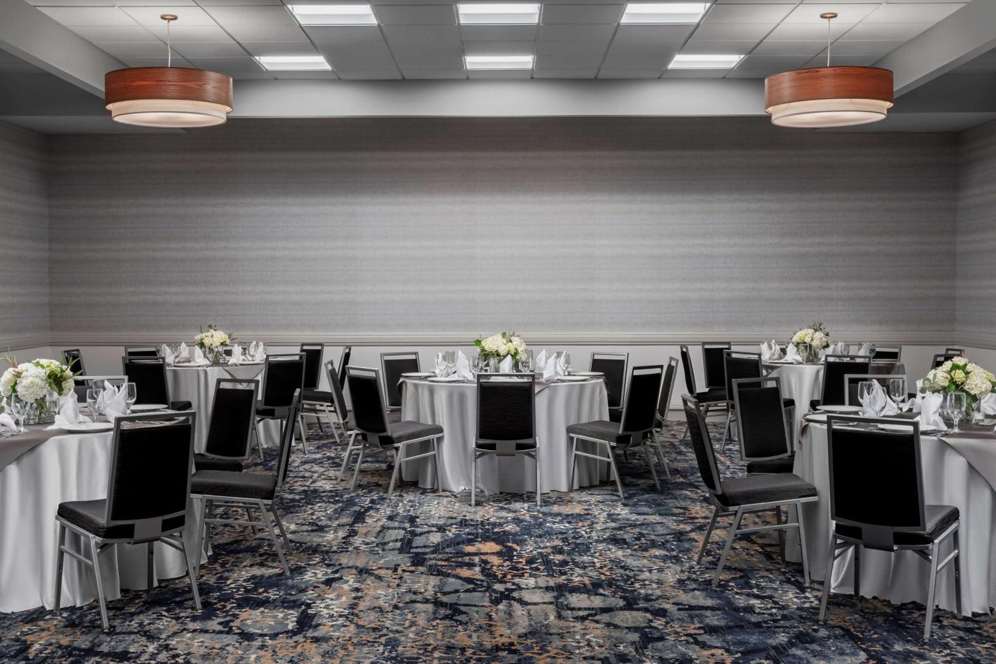 Hotel Embassy By Hilton Airport Nashville