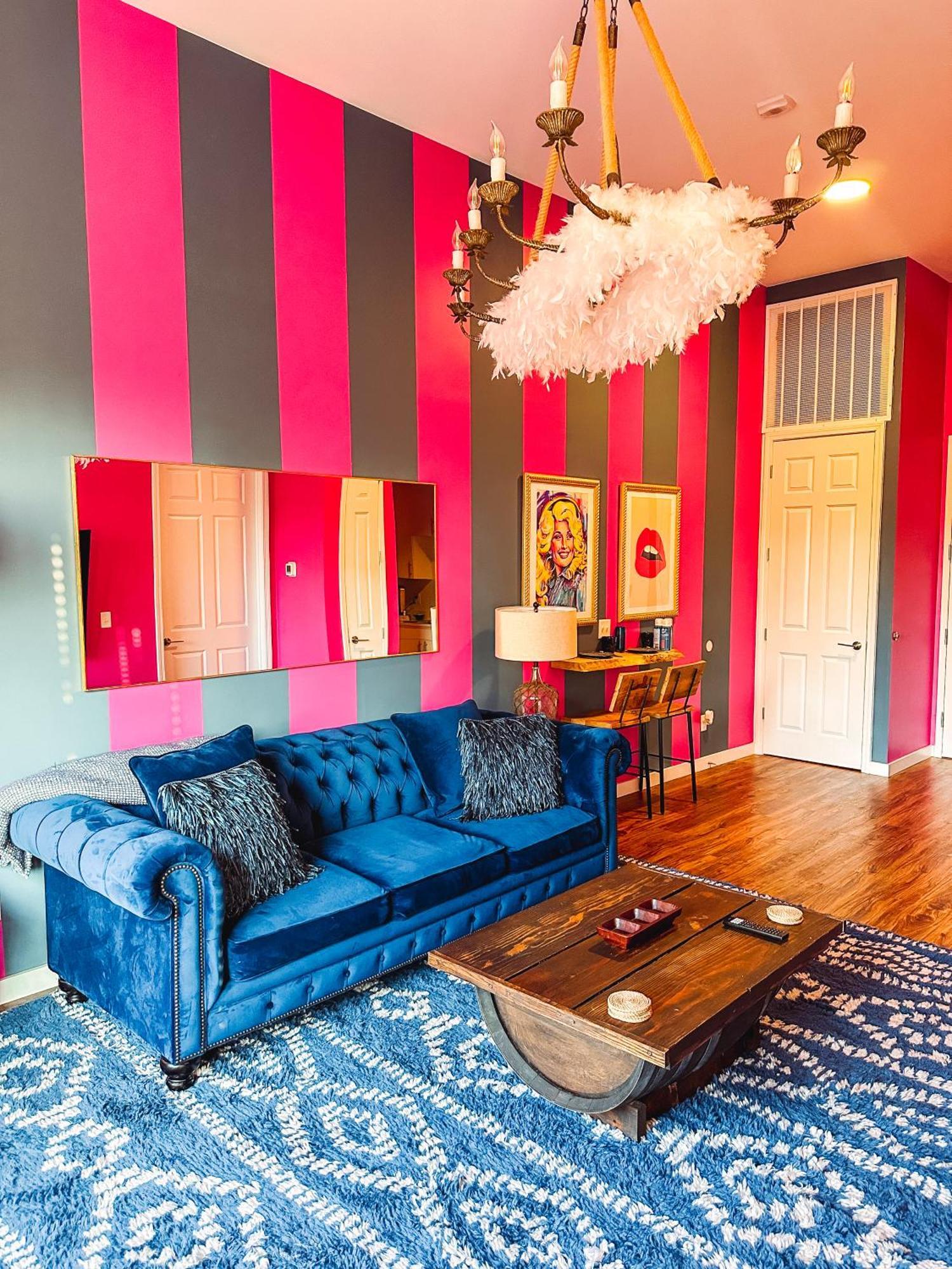 Dolly's Yacht Club - Cozy Retreat Near Broadway Holiday home Nashville