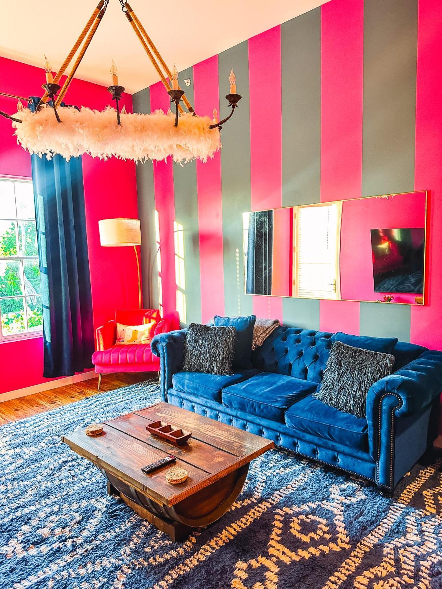 Dolly's Yacht Club - Cozy Retreat Near Broadway