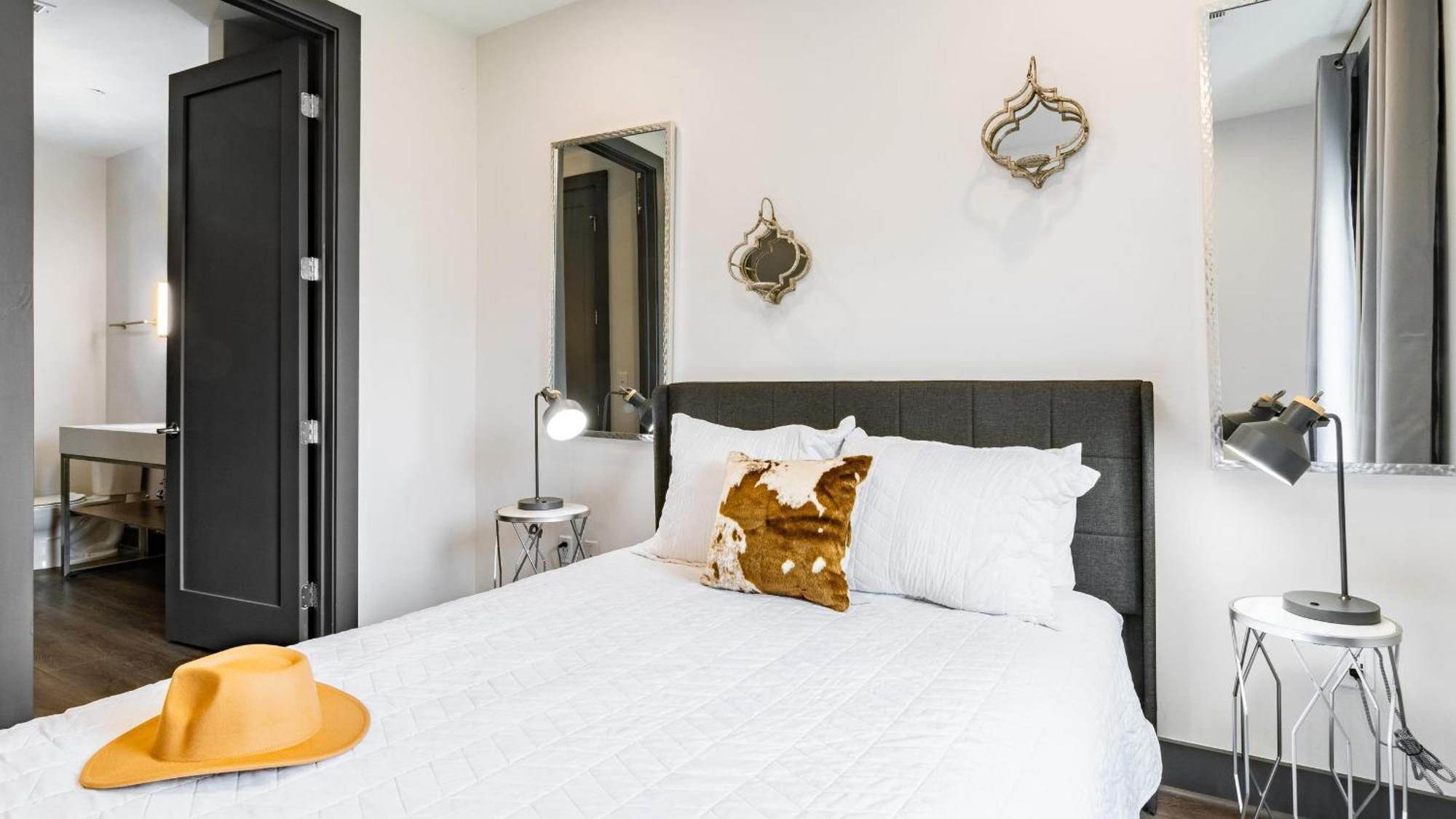 Downtown 2br Balcony Parking Near Broadway Holiday home *