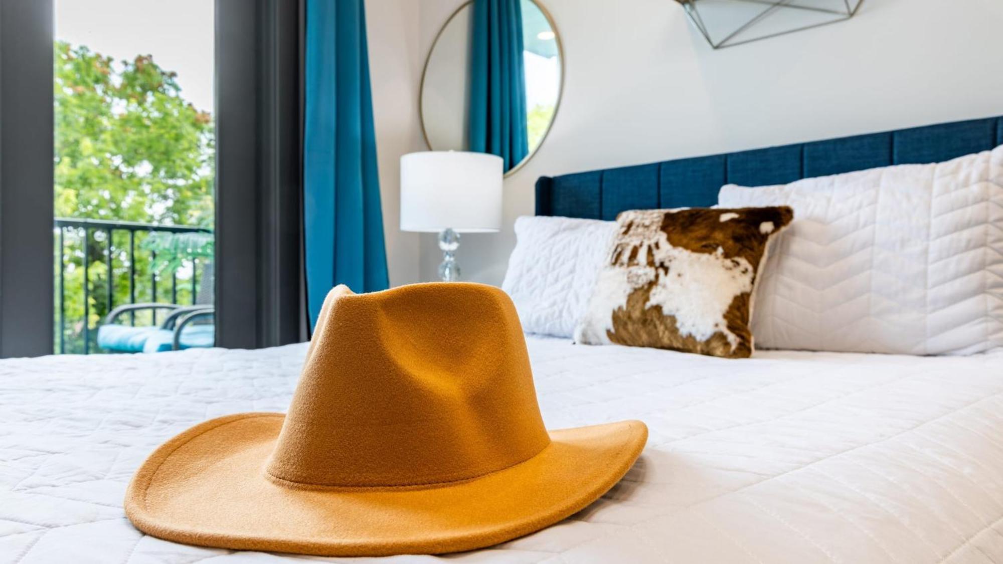 Downtown 2br Balcony Parking Near Broadway