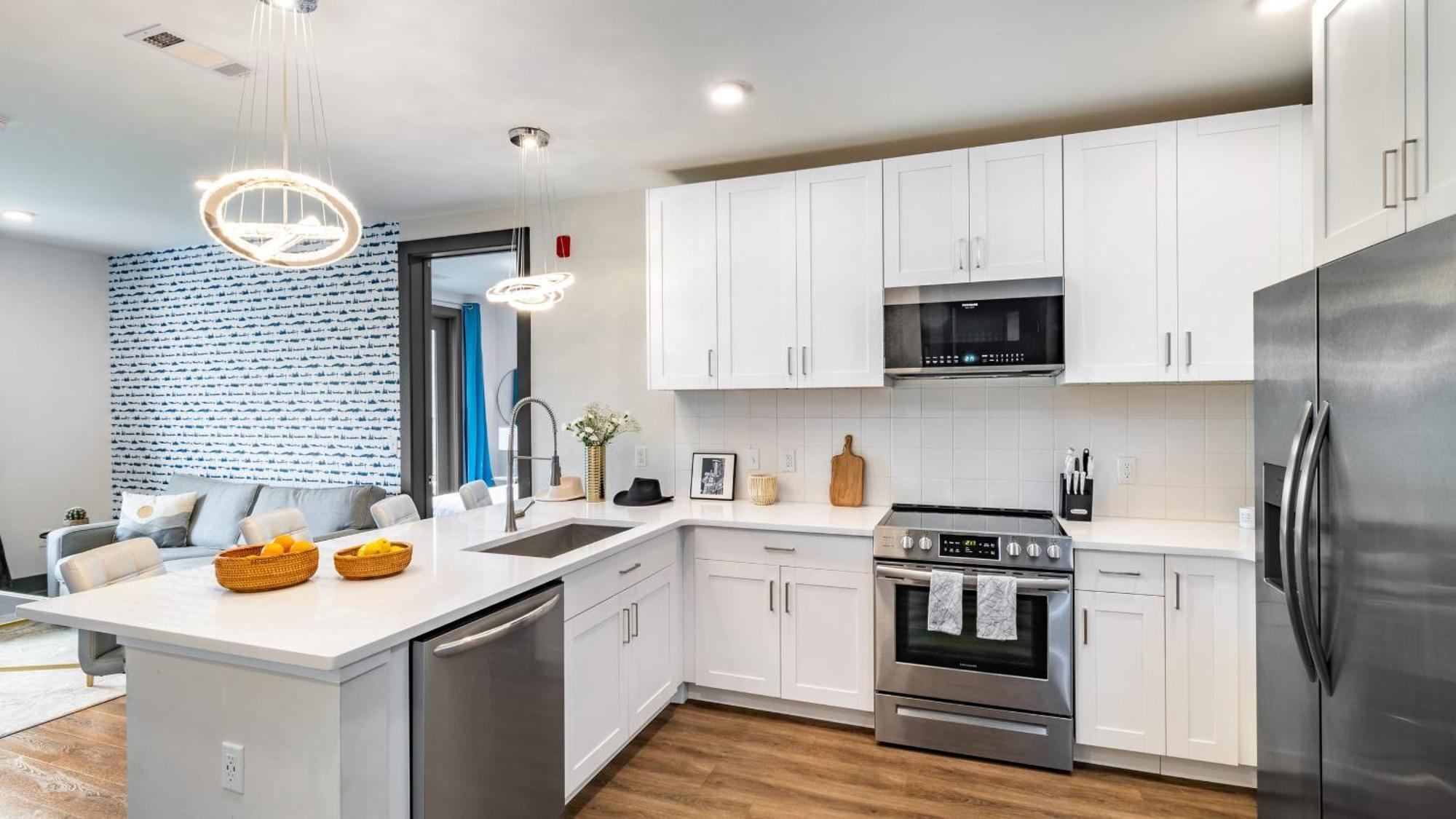 Downtown 2br Balcony Parking Near Broadway *