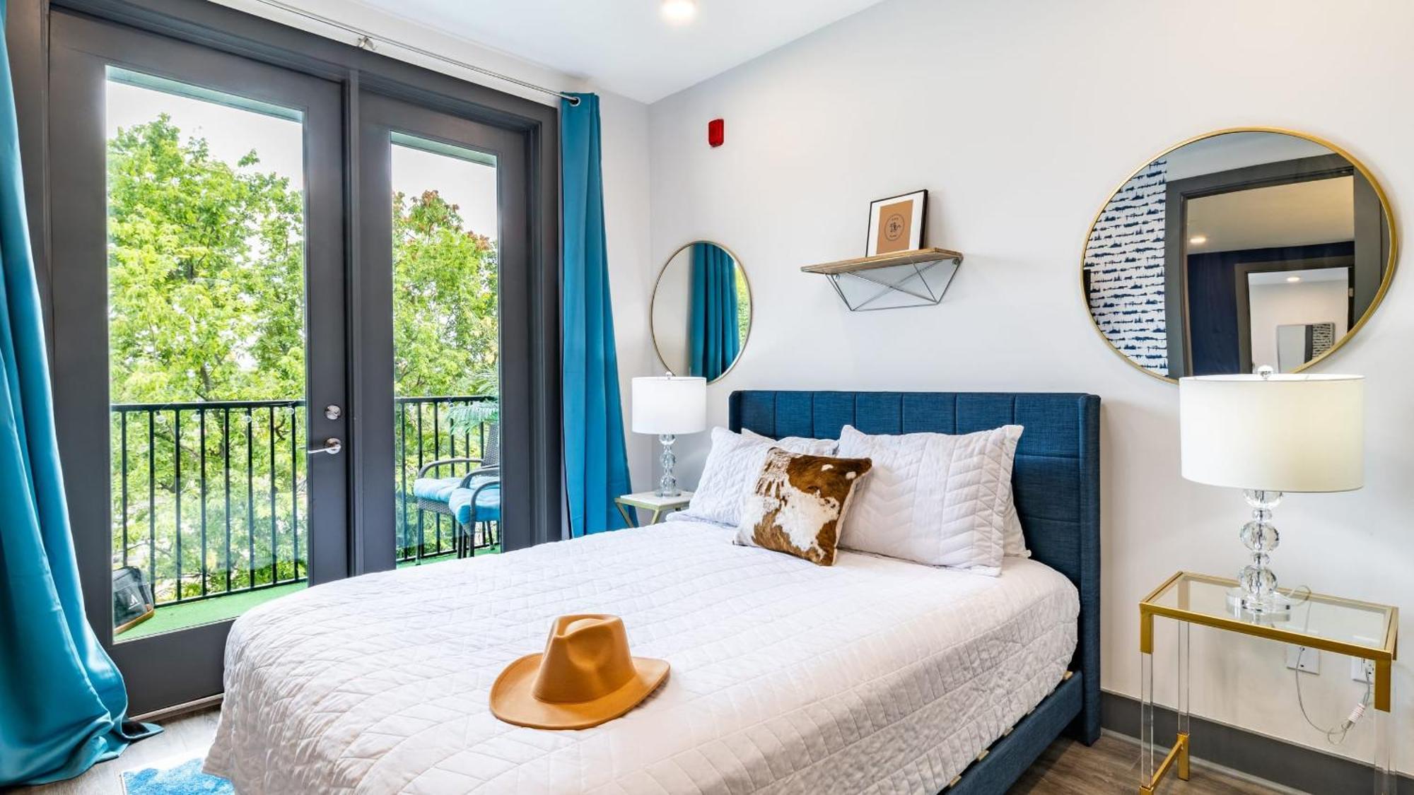 Downtown 2br Balcony Parking Near Broadway *