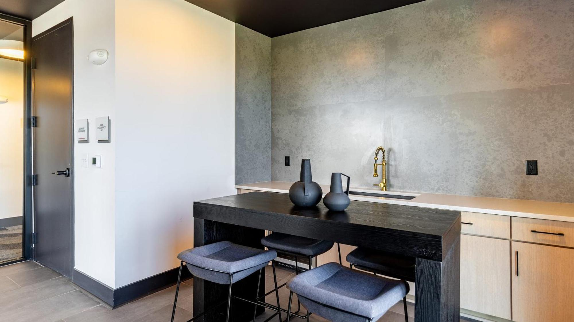 Downtown 2br Balcony Parking Near Broadway Holiday home