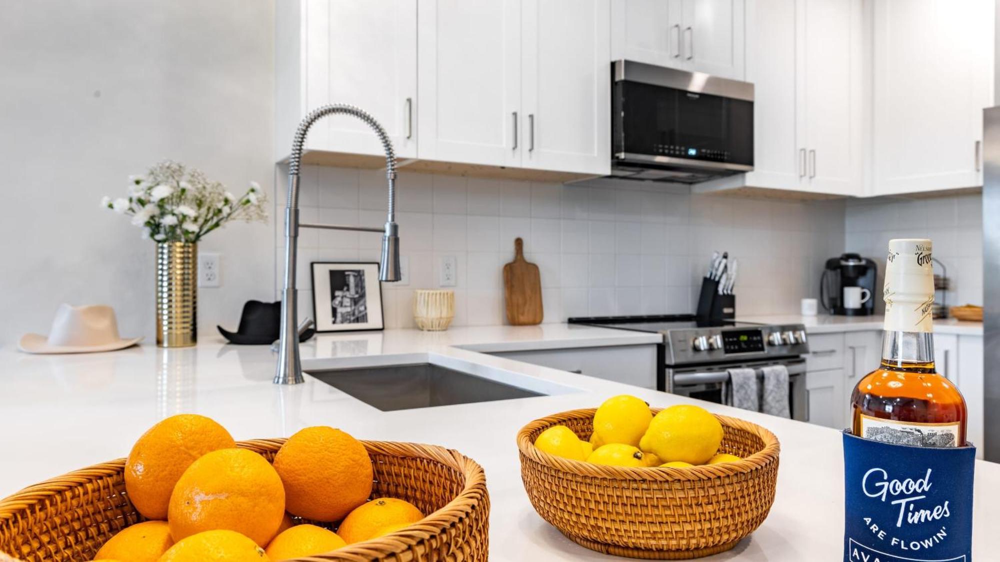 Downtown 2br Balcony Parking Near Broadway Nashville