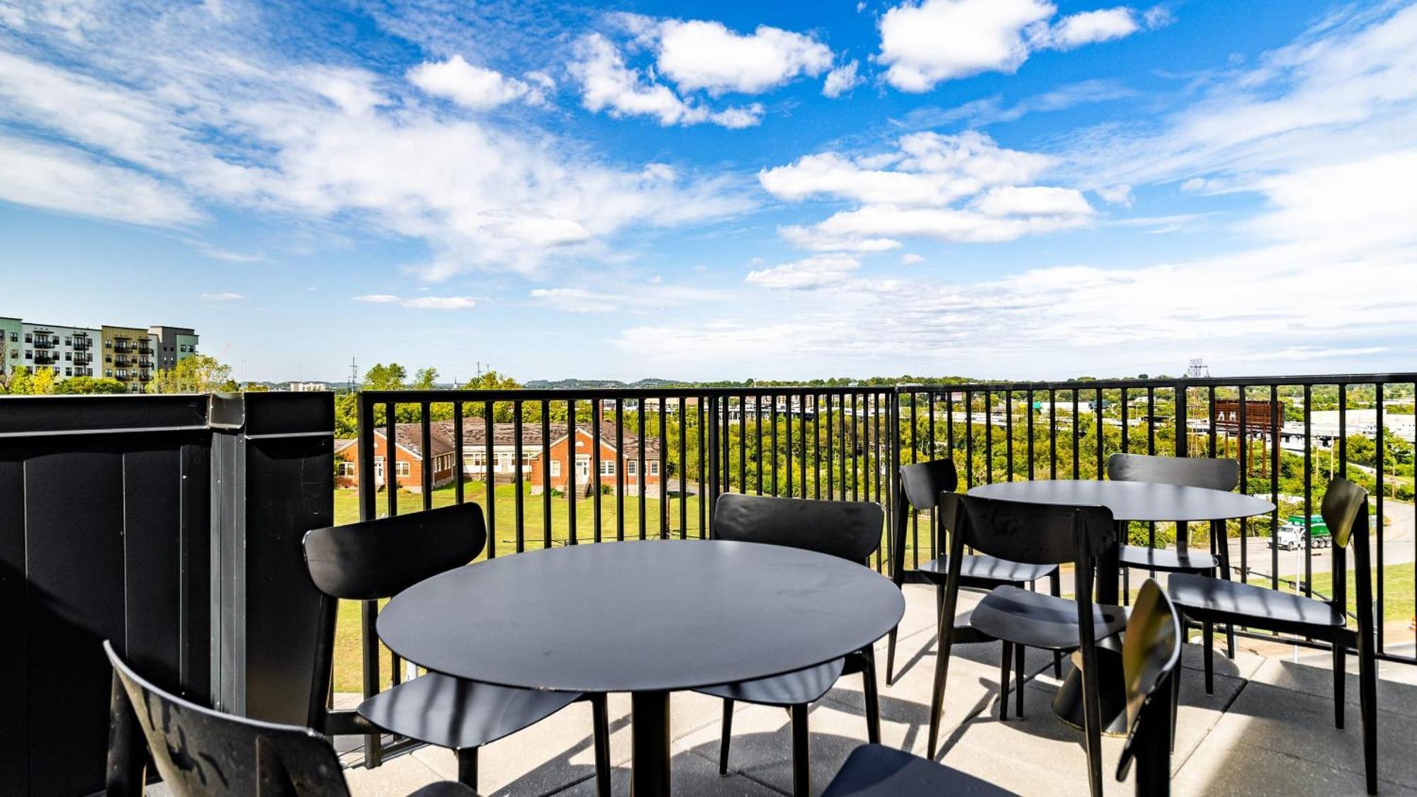 Downtown 2br Balcony Parking Near Broadway Holiday home *