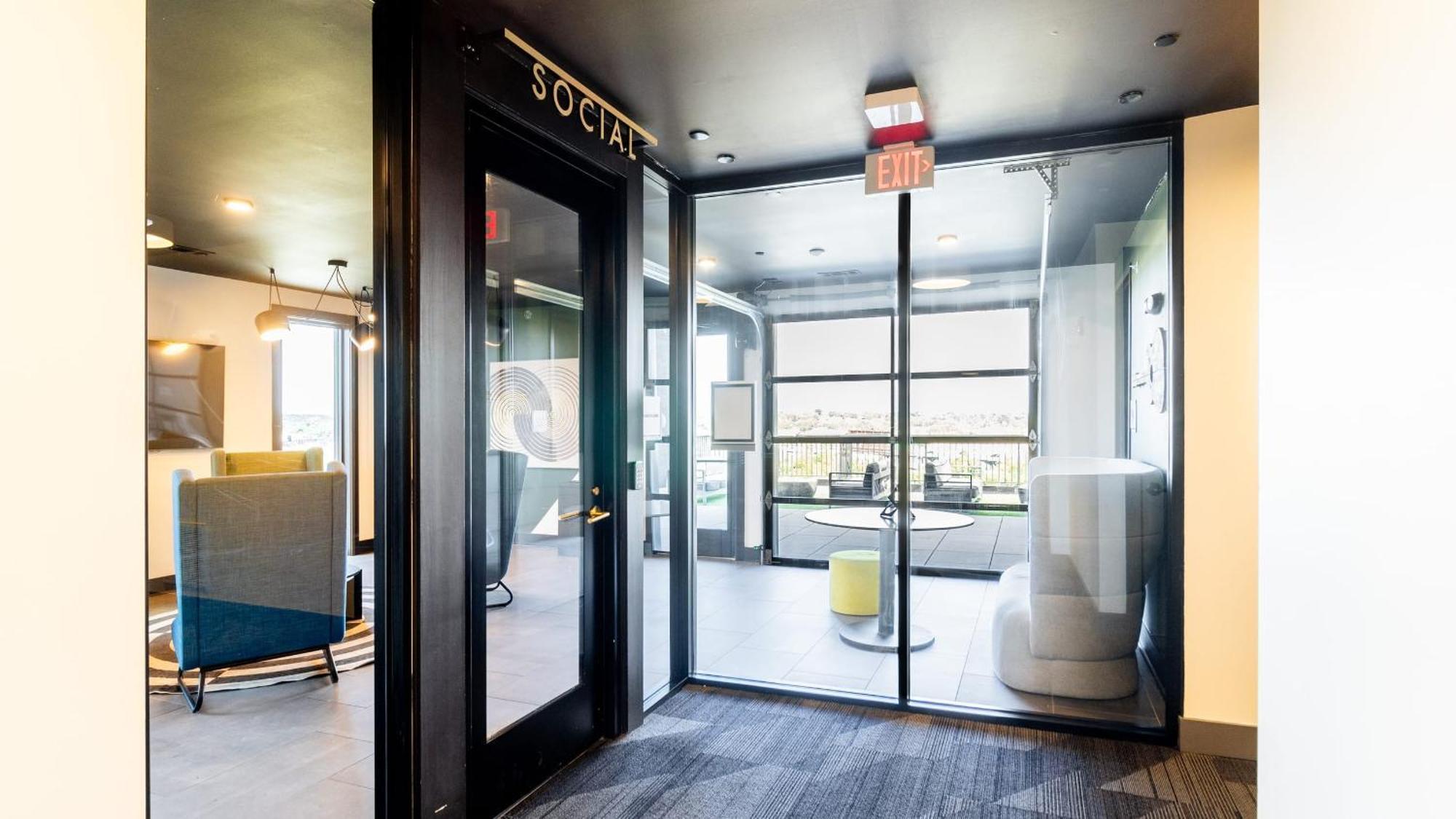 Downtown 2br Balcony Parking Near Broadway * Nashville