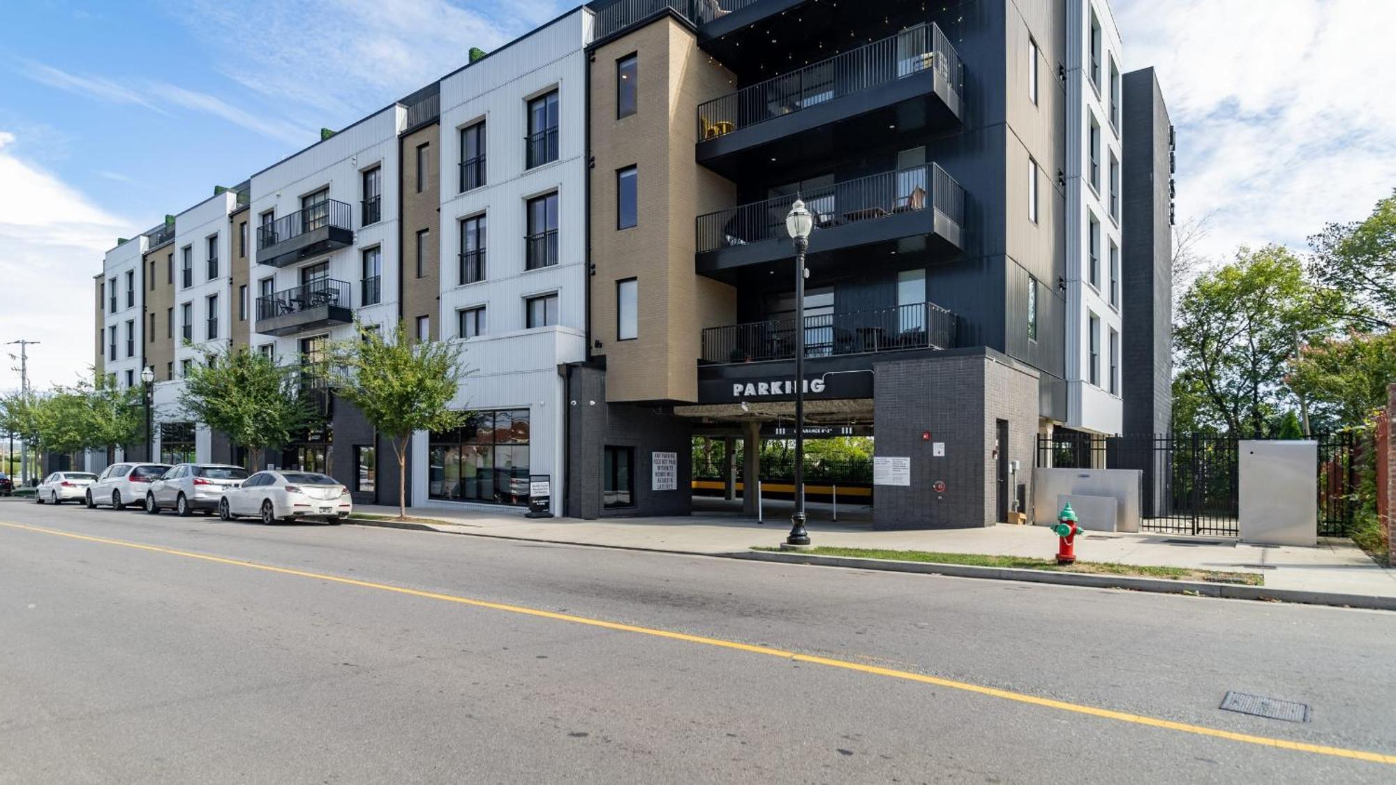 Downtown 2br Balcony Parking Near Broadway * Nashville