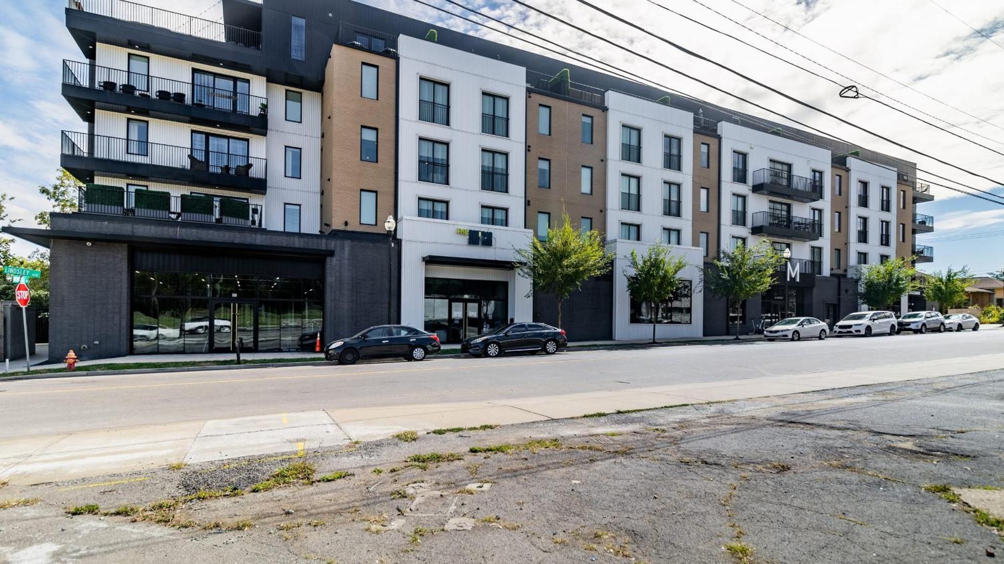 Downtown 2br Balcony Parking Near Broadway