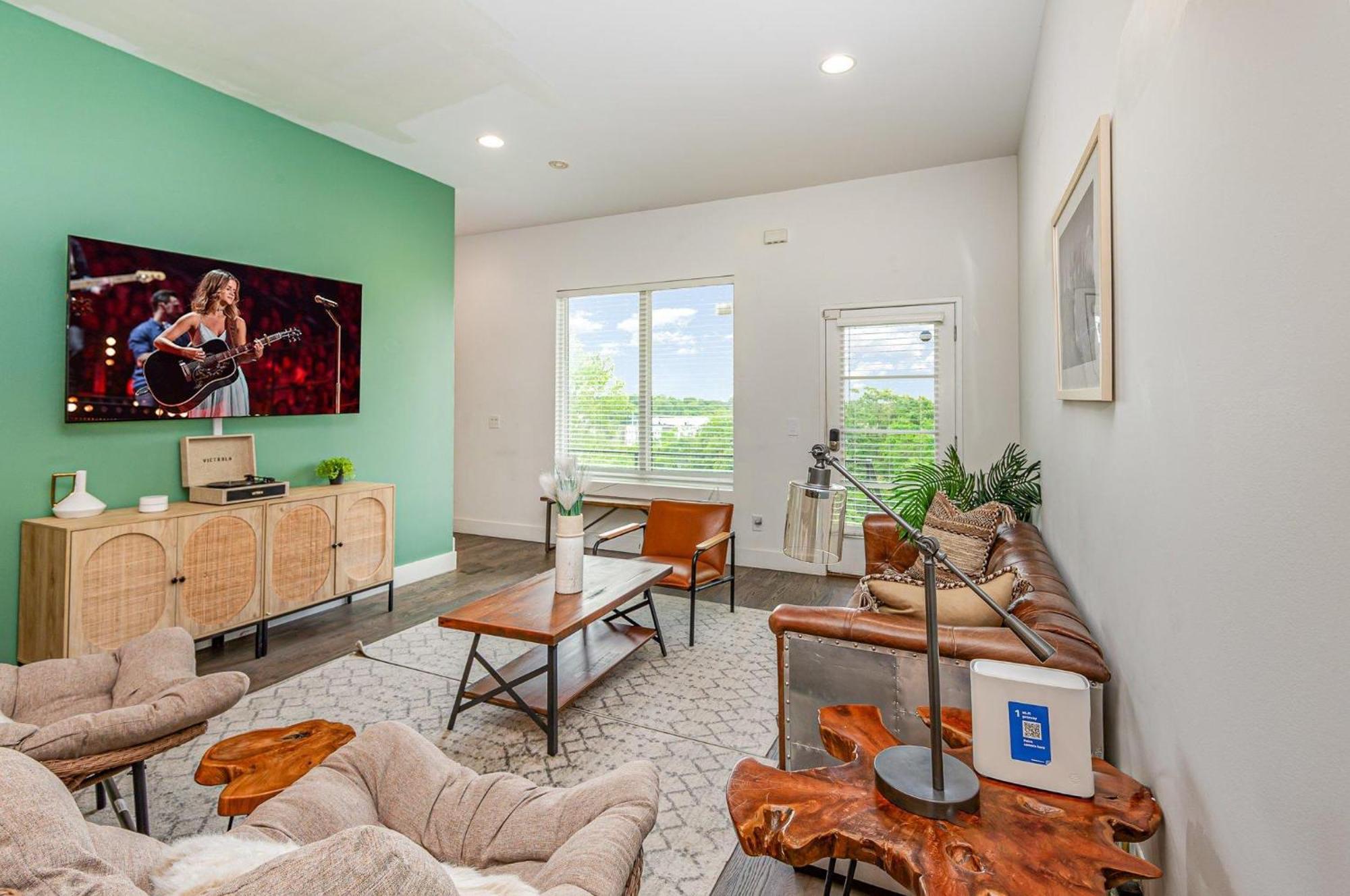 Double Time - Ping-pong Table - Mins To Germantown Holiday home *