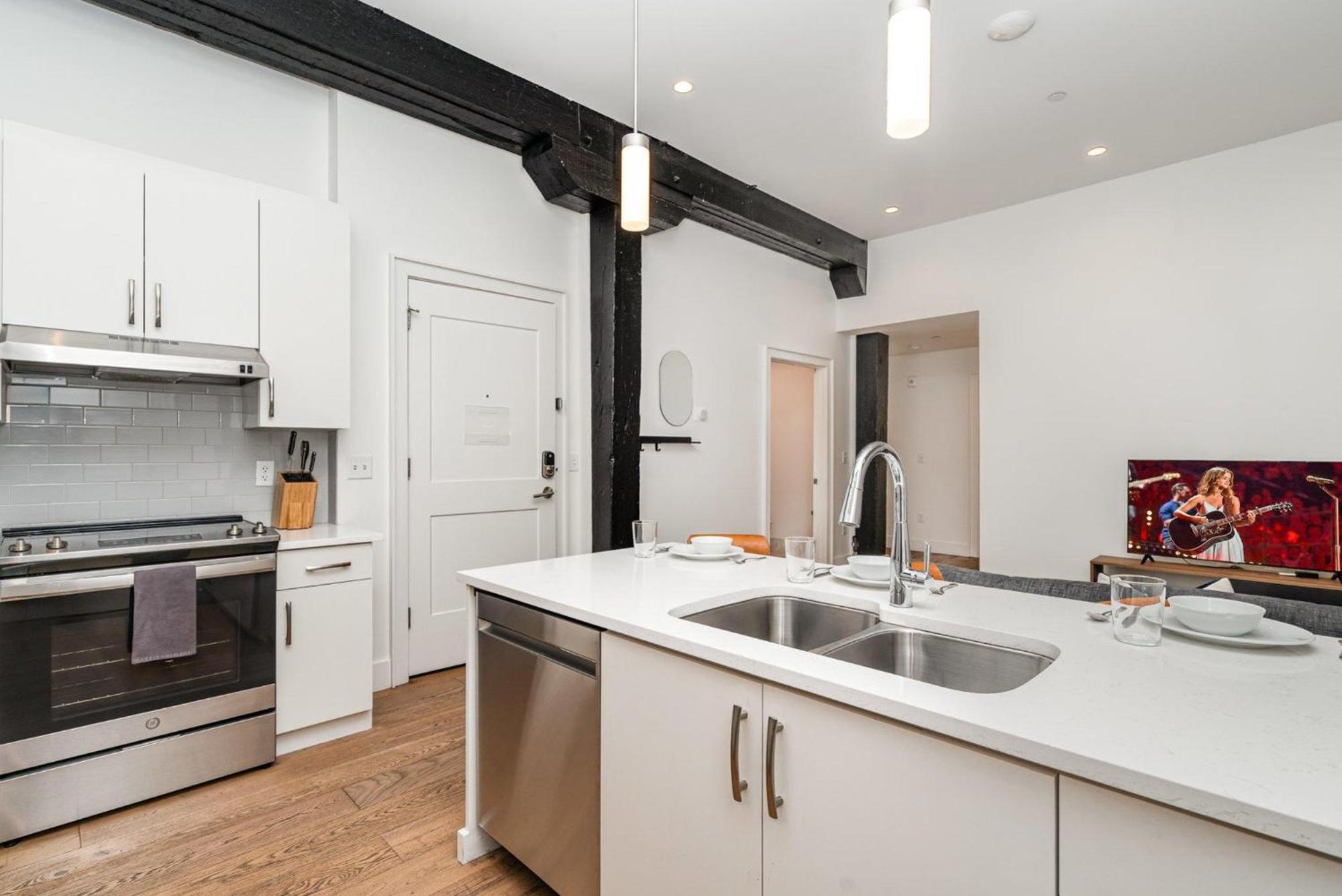 Holiday home The Saddlery-southern Set-2 Units-walk To Broadway