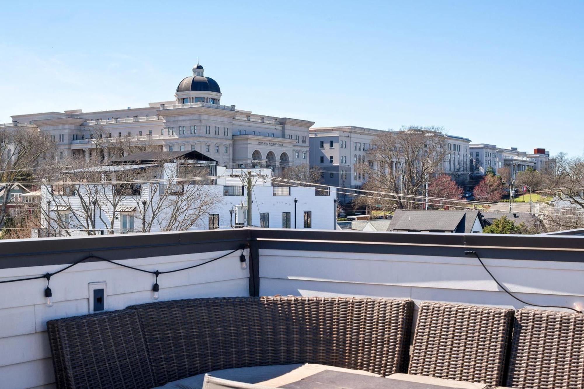 Spacious Close To Belmont Rooftop *