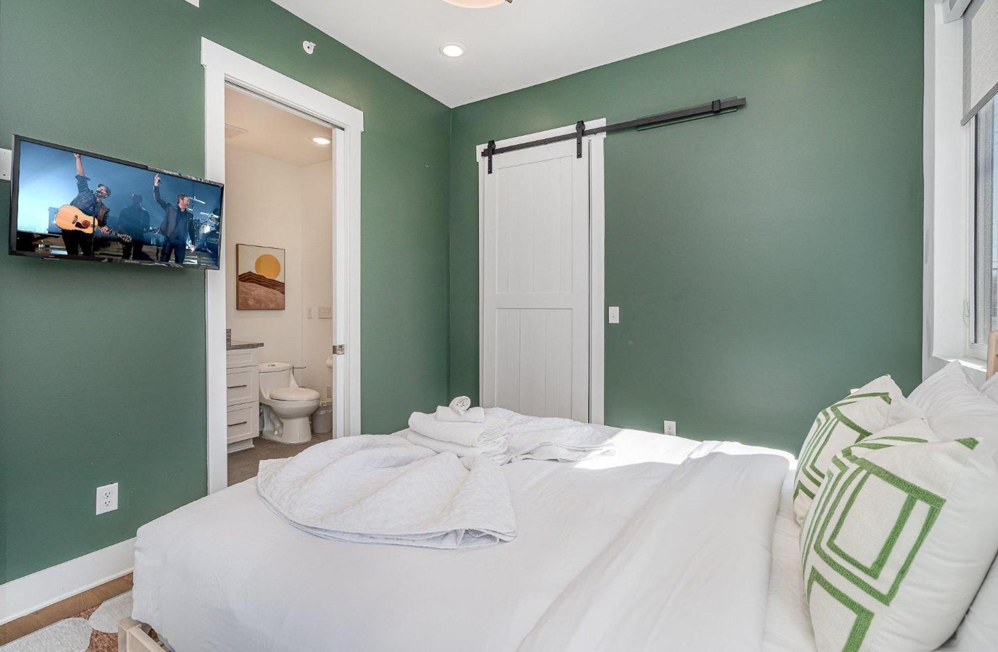 Gallatin Retreat-private Balcony-in East *