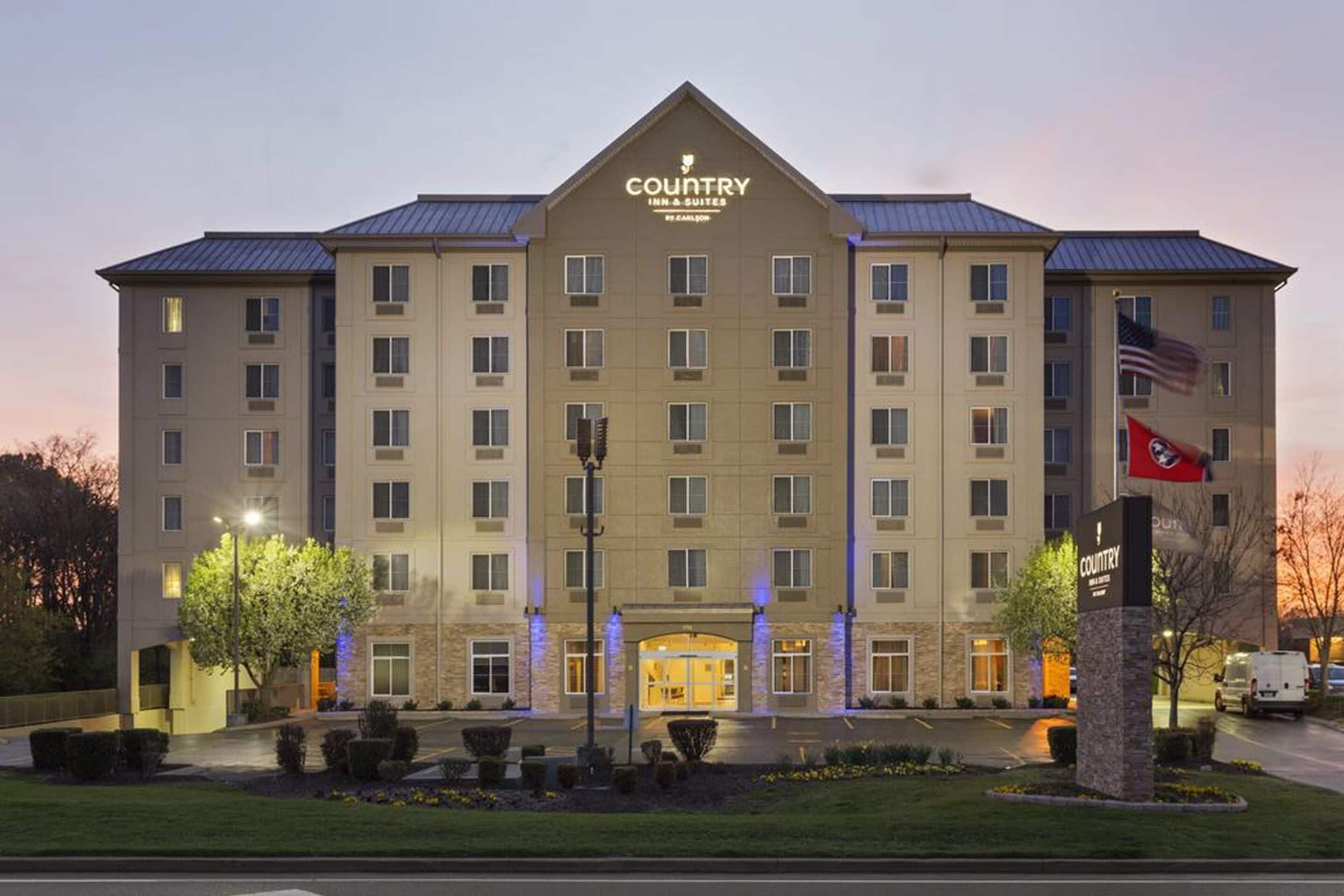 Hotel Country & By Radisson Airport Tn