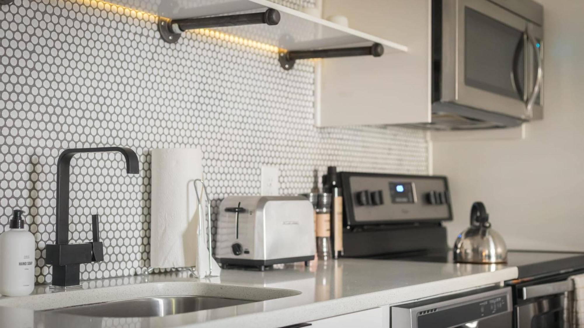 Sleeps 8 4 Sobro W Kitchens Art Walk To Broadway - By Avantstay *